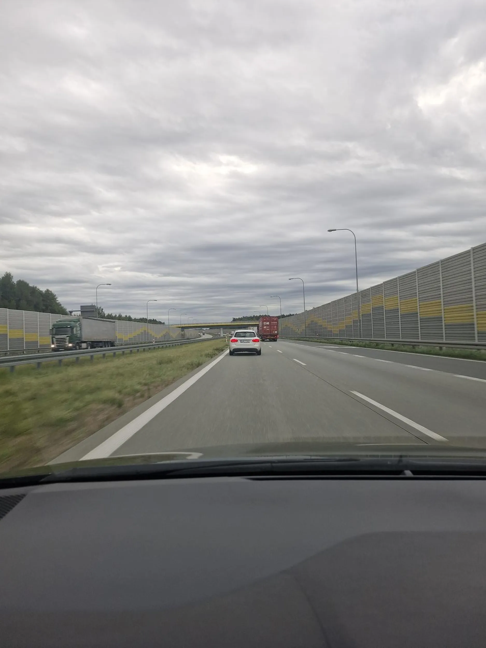 Uwaga, auto ściąga na lewą na ekspresówkach, kierowca ma problemy z orientacją