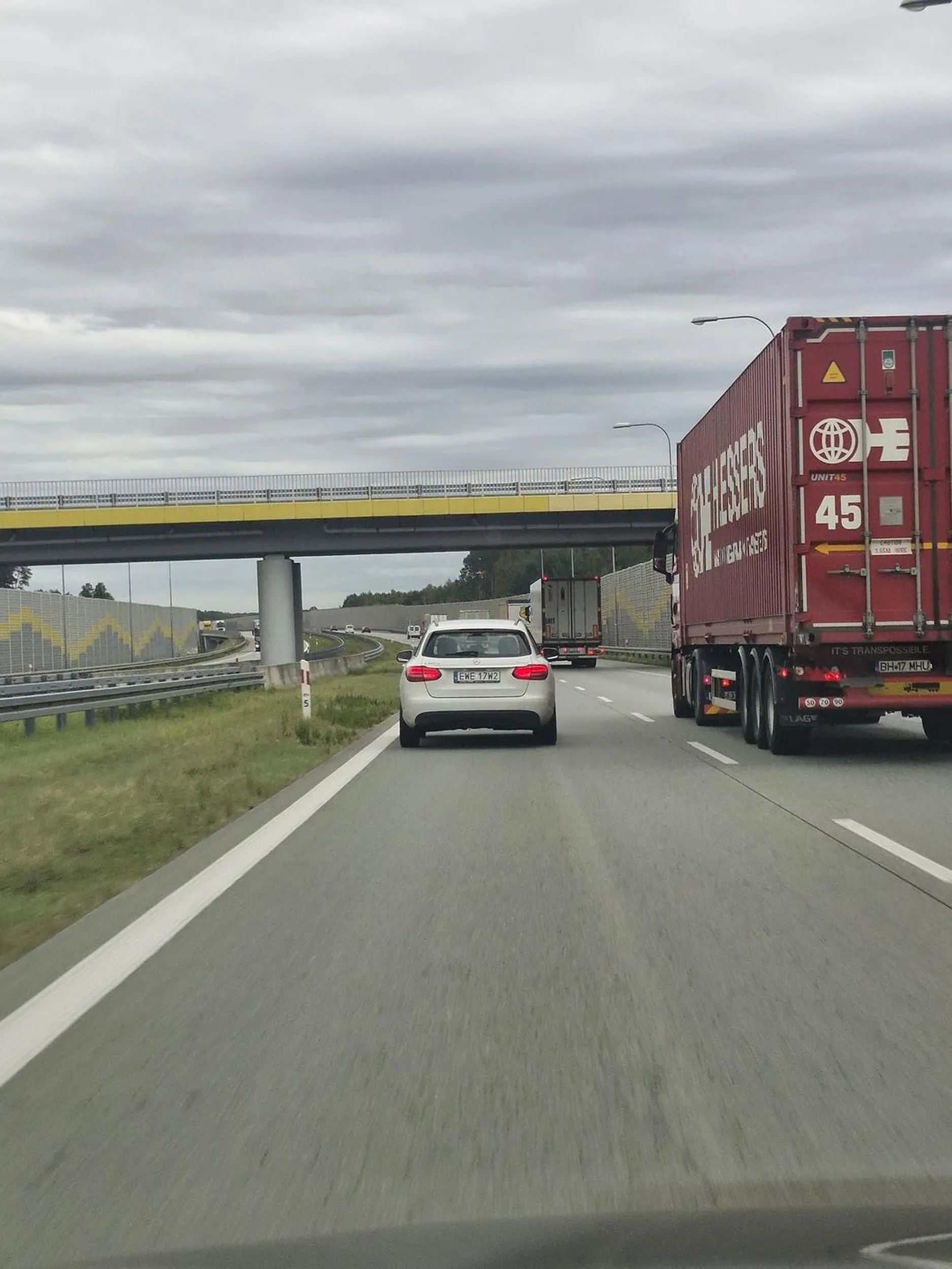 Uwaga, auto ściąga na lewą na ekspresówkach, kierowca ma problemy z orientacją