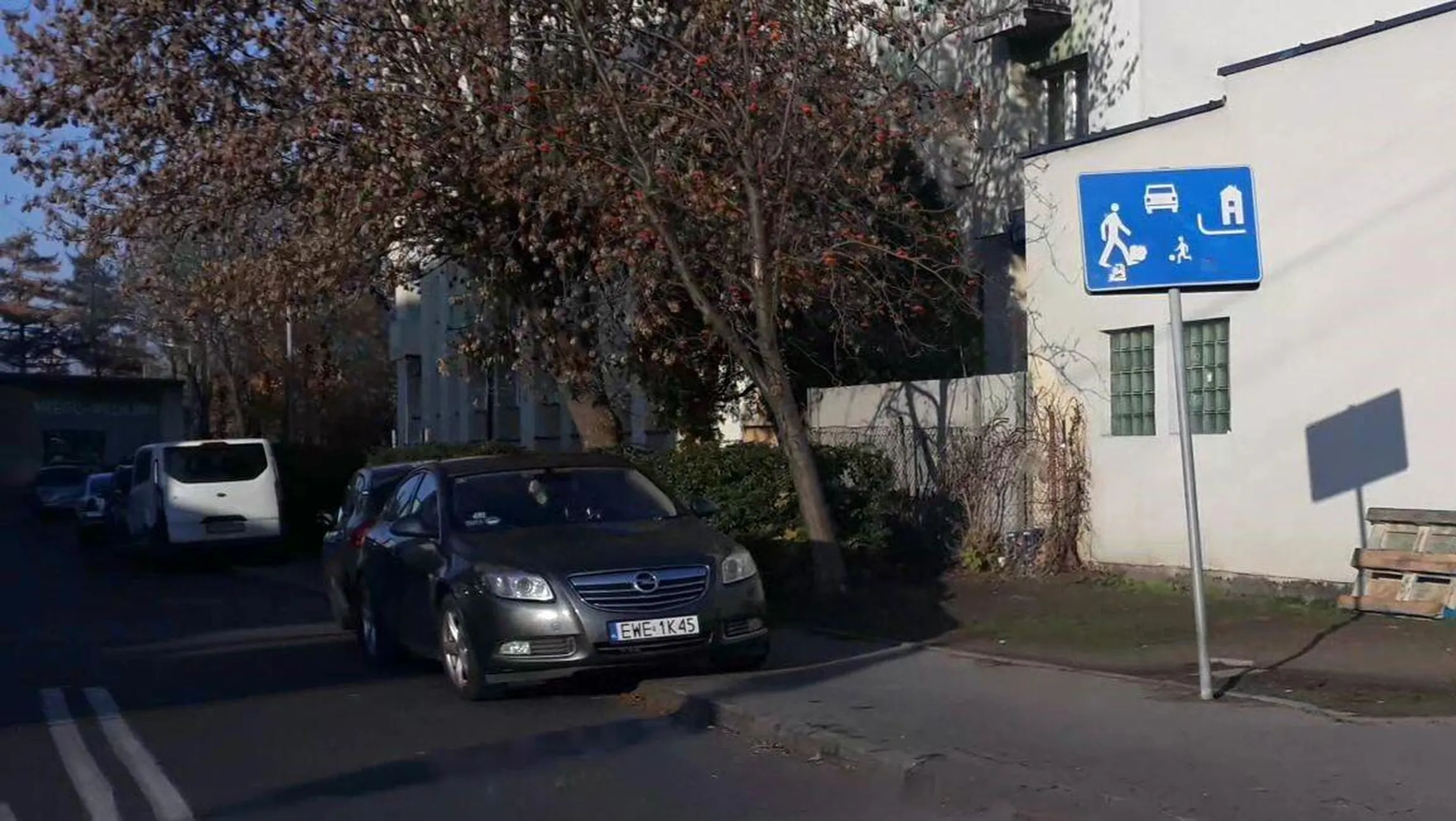 Parkowanie na chodniku, przy linii ciągłej