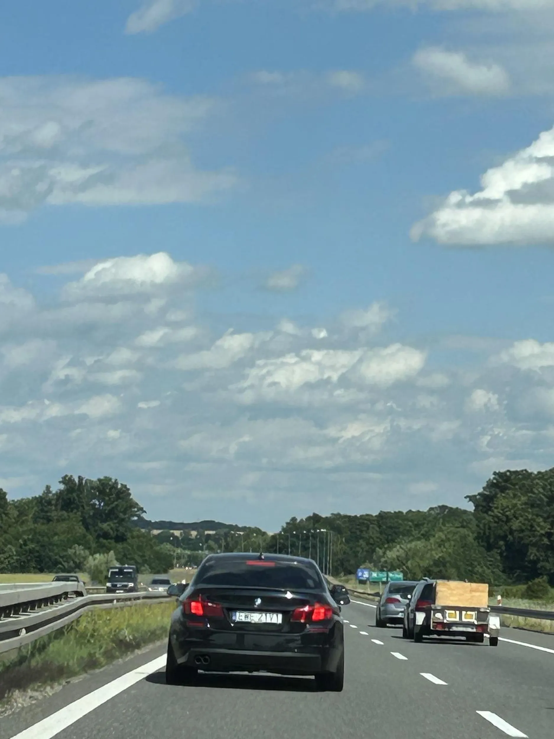 Leci trasą S8 ponad 200km/h, podjeżdża pod sam zderzak, strzela długimi, nie zachowuje odstępu i wykonuje niebezpieczne manewry. Radzę zachować bezpieczną odległość od tego samochodu/kierowcy.