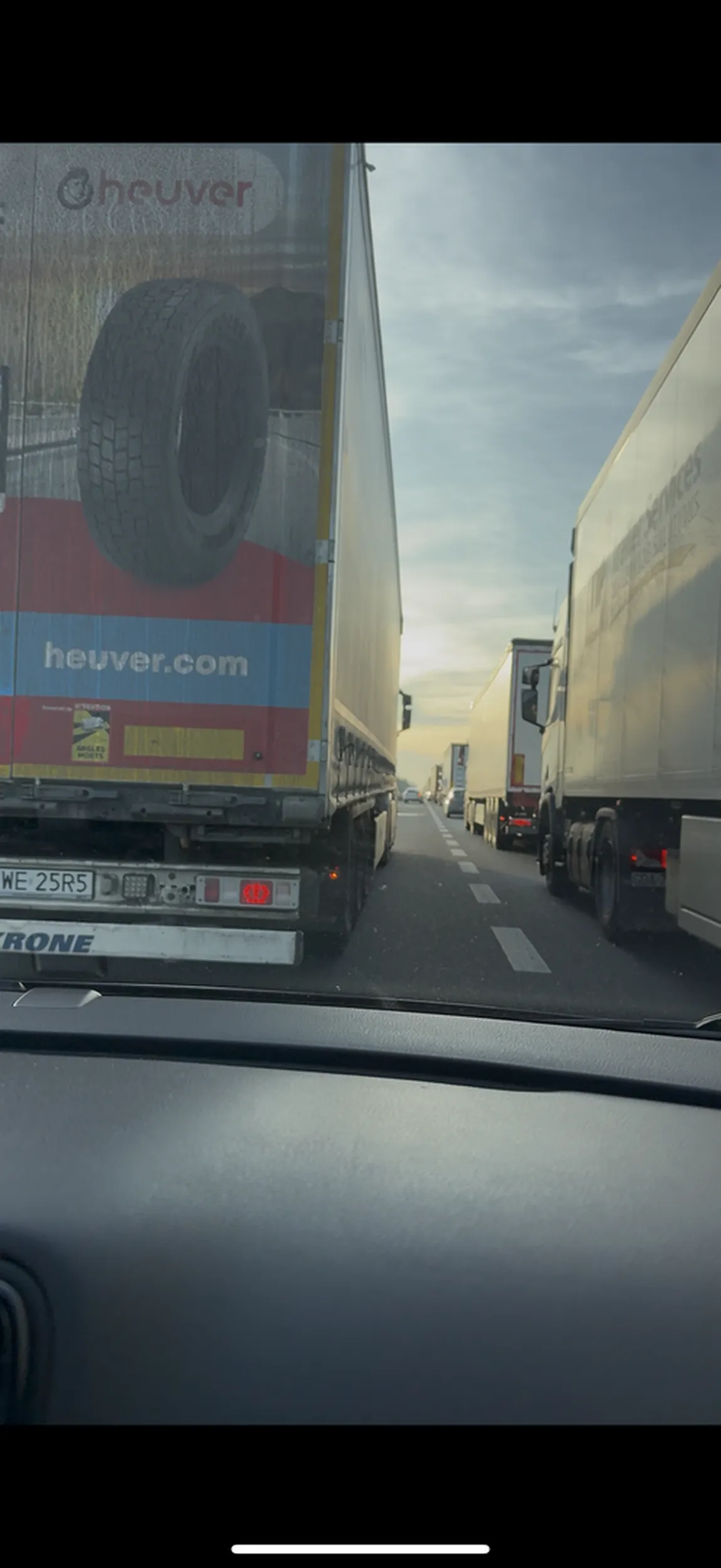 Kierowca zawodowy co nie wie co to jazda na suwak zajeżdża drogę, zajebisty szeryf, szkoda że te ujemne iq nie ogarnie że jak pojechałbym lewym to by był bliżej i zwolniłby korek xDD