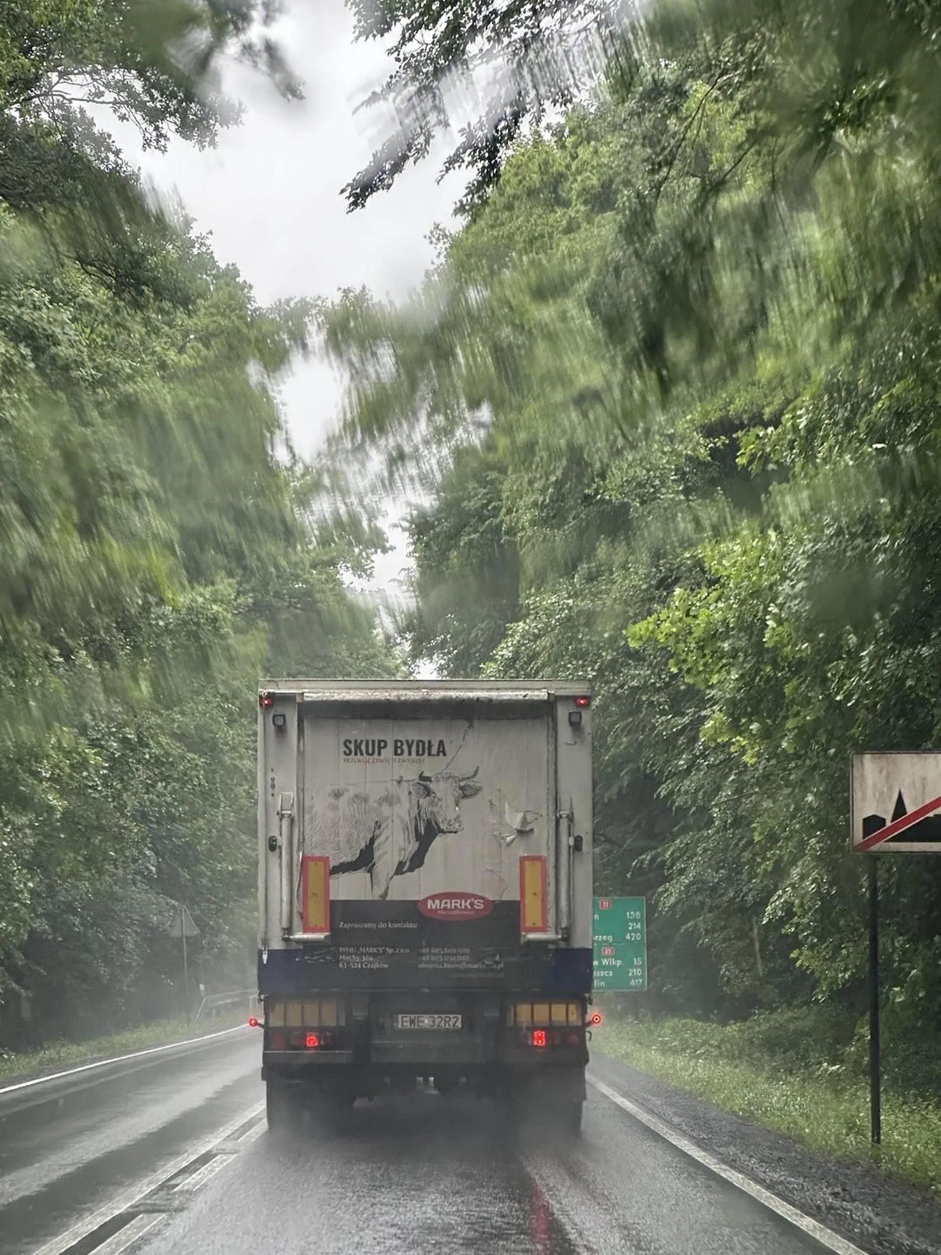 Wymusza pierwszeństwo samochodem ciężarowym (na drodze z prędkością 90 km/h wyjeżdża pod samą maskę)