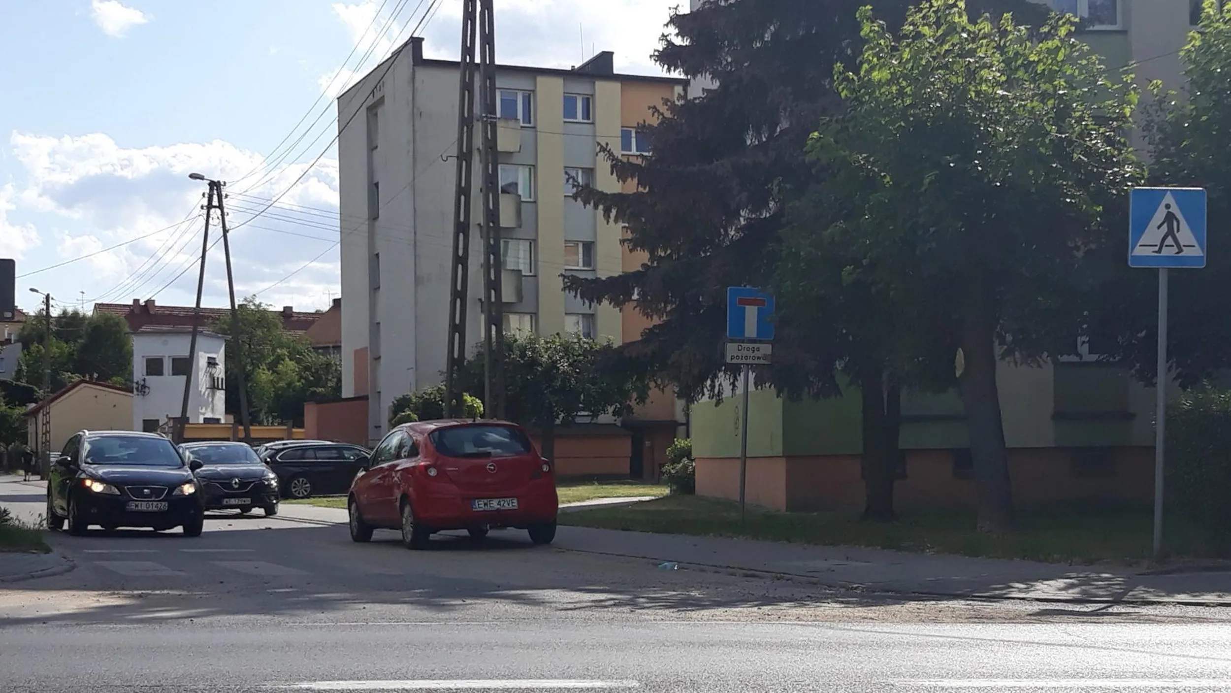 Droga pożarowa, parkowanie bezpośrednio przy przejściu dla pieszych.