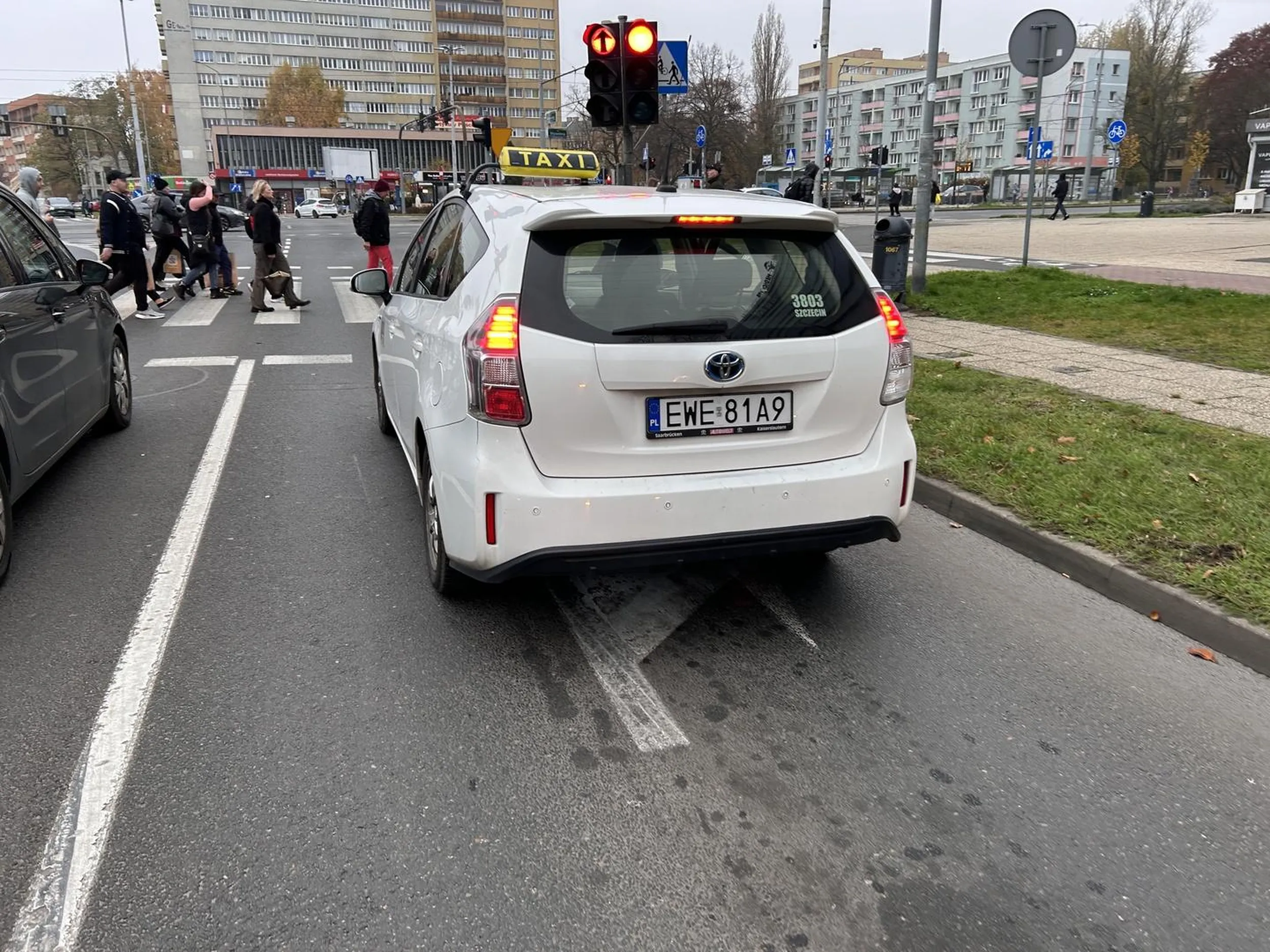 Kierowca z ogromnym deficytem intelektualnym i merytorycznym. Totalny brak kultury i znajomości przepisów ruchu drogowego. Zajechał mi dwa razy drogę przy wyjeździe z Galaxy w Szczecinie i jeszcze miał pretensje. To straszne, że tacy ludzie jeżdżą na TAXI!