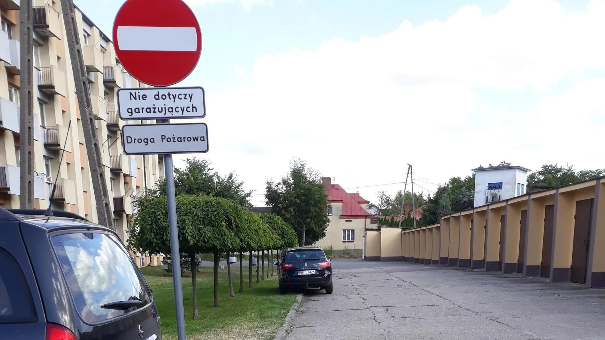 Droga pożarowa, niszczenie trawnika.