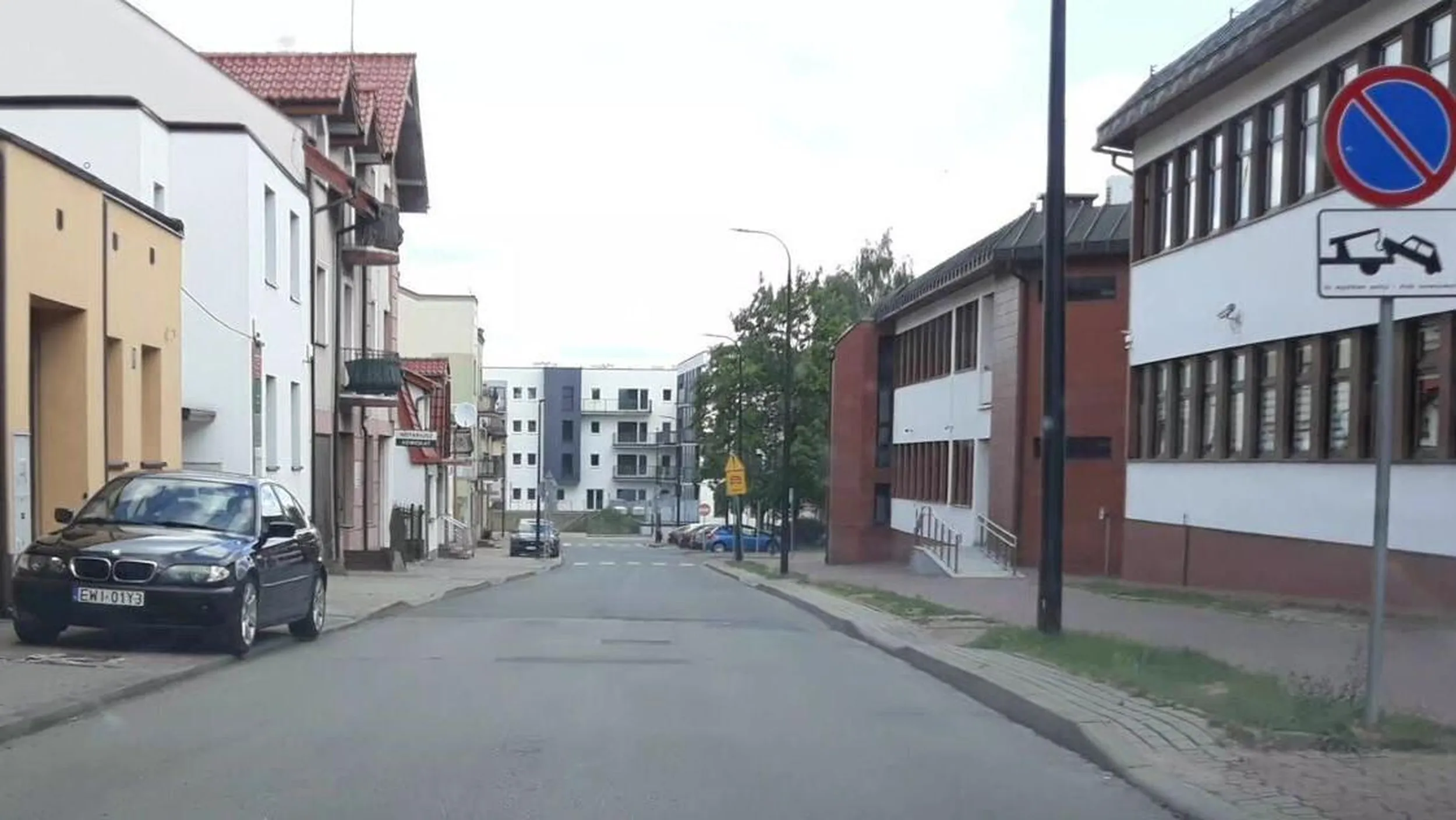 Parkowanie na chodniku, na zakazie zatrzymywania się, zastawione przejście chodnikiem.