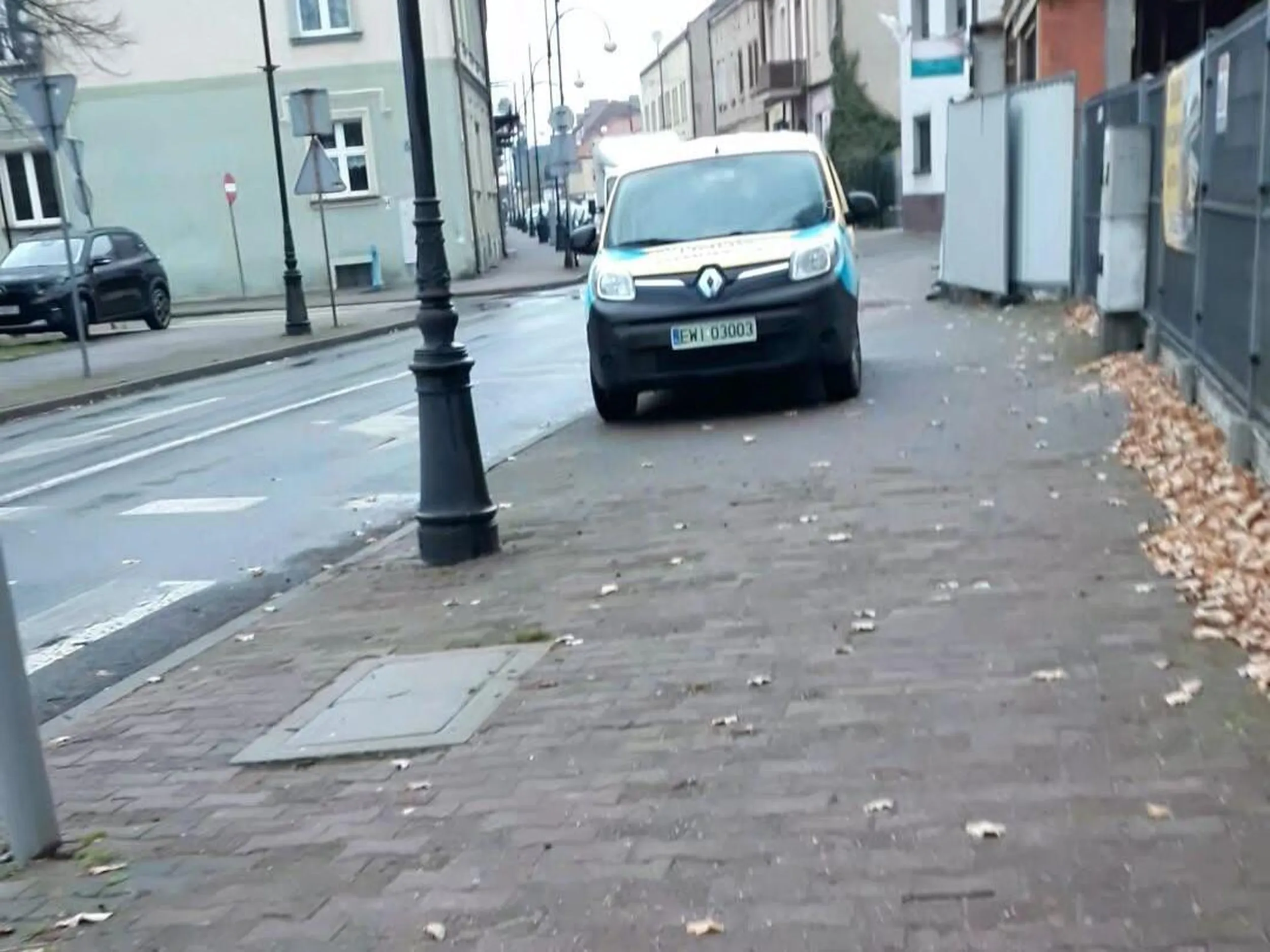 Parkowanie na chodniku, bezpośrednio przy przejściu dla pieszych.