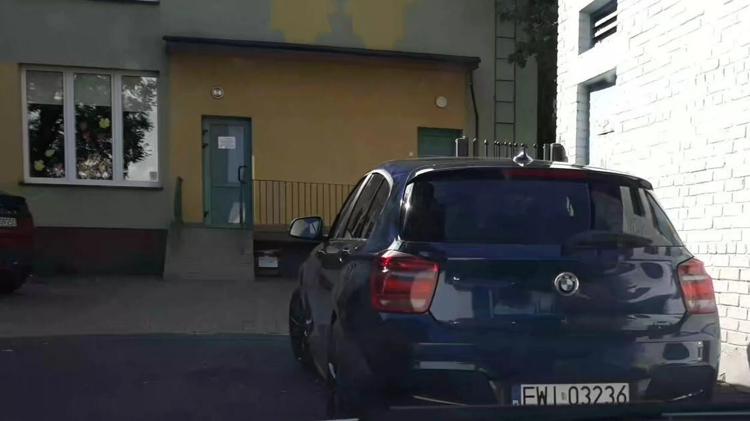 Parkowanie w strefie zamieszkania w miejscu do tego niewyznaczonym, blokowanie wjazdu.