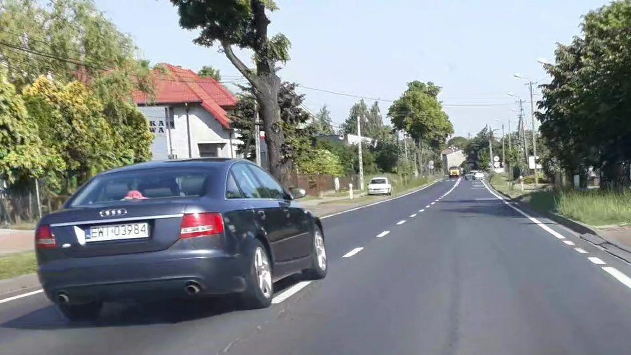 Narwany pirat drogowy, pędzi w obszarze zabudowanym z prędkością dużo ponad dopuszczalna.
