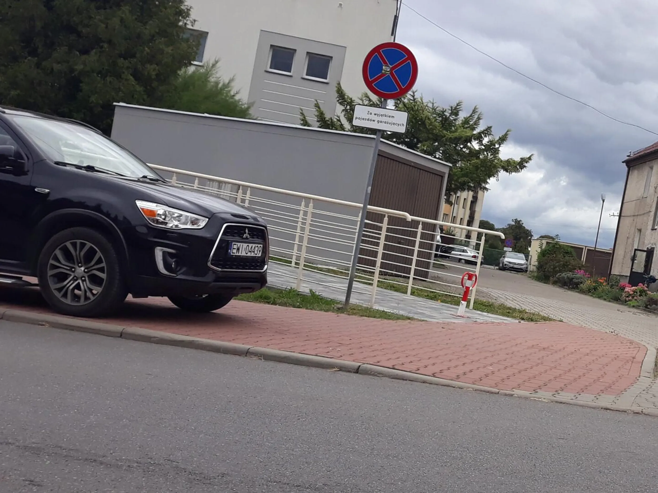 Parkowanie na chodniku.