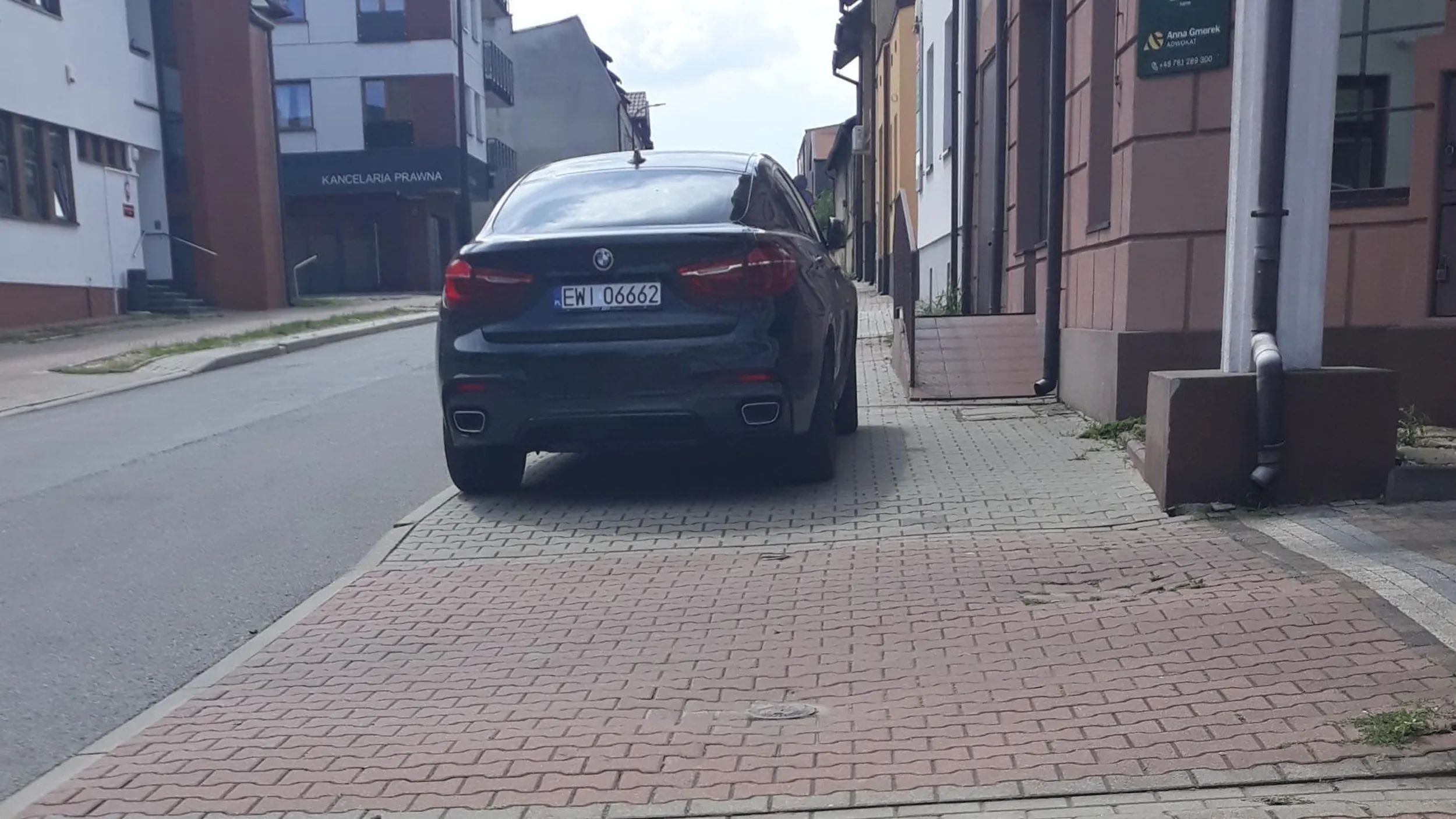 Parkowanie na chodniku, na zakazie zatrzymywania się.