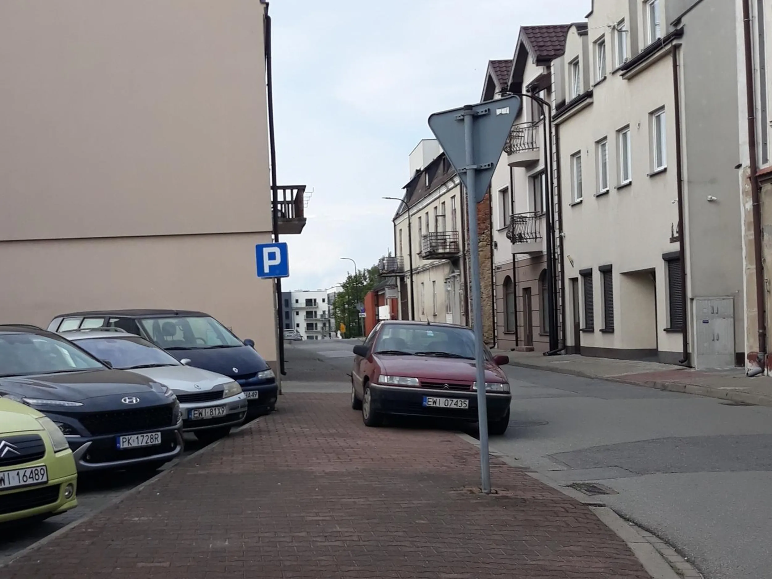 Parkowanie na zakazie zatrzymywania się, zastawiony chodnik.