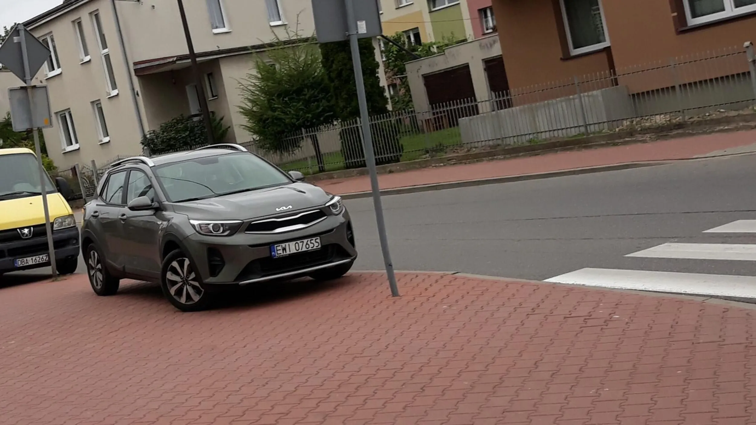 Nielegalne parkowanie na chodniku, bezpośrednio przy przejściu dla pieszych, stwarzanie zagrażania dla życia pieszych wchodzący na przejście.