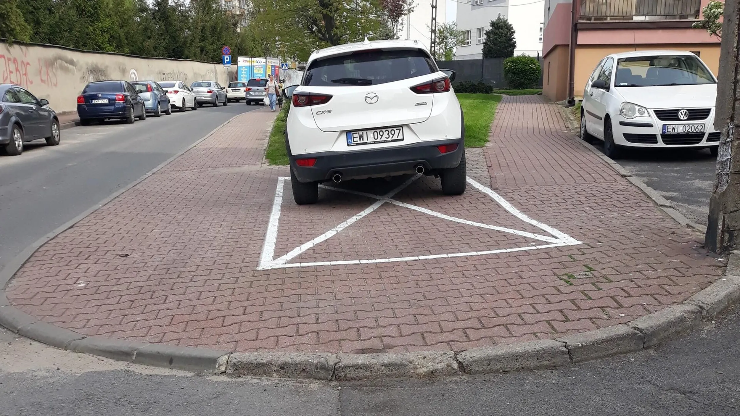 Parkowanie na chodniku, na kopercie, z dala od krawędzi jezdni, na zakazie zatrzymywania się. Obok wolne miejsca parkingowe, ale paniusia wolała te 10m bliżej nielegalnie zaparkować pod samymi drzwiami.