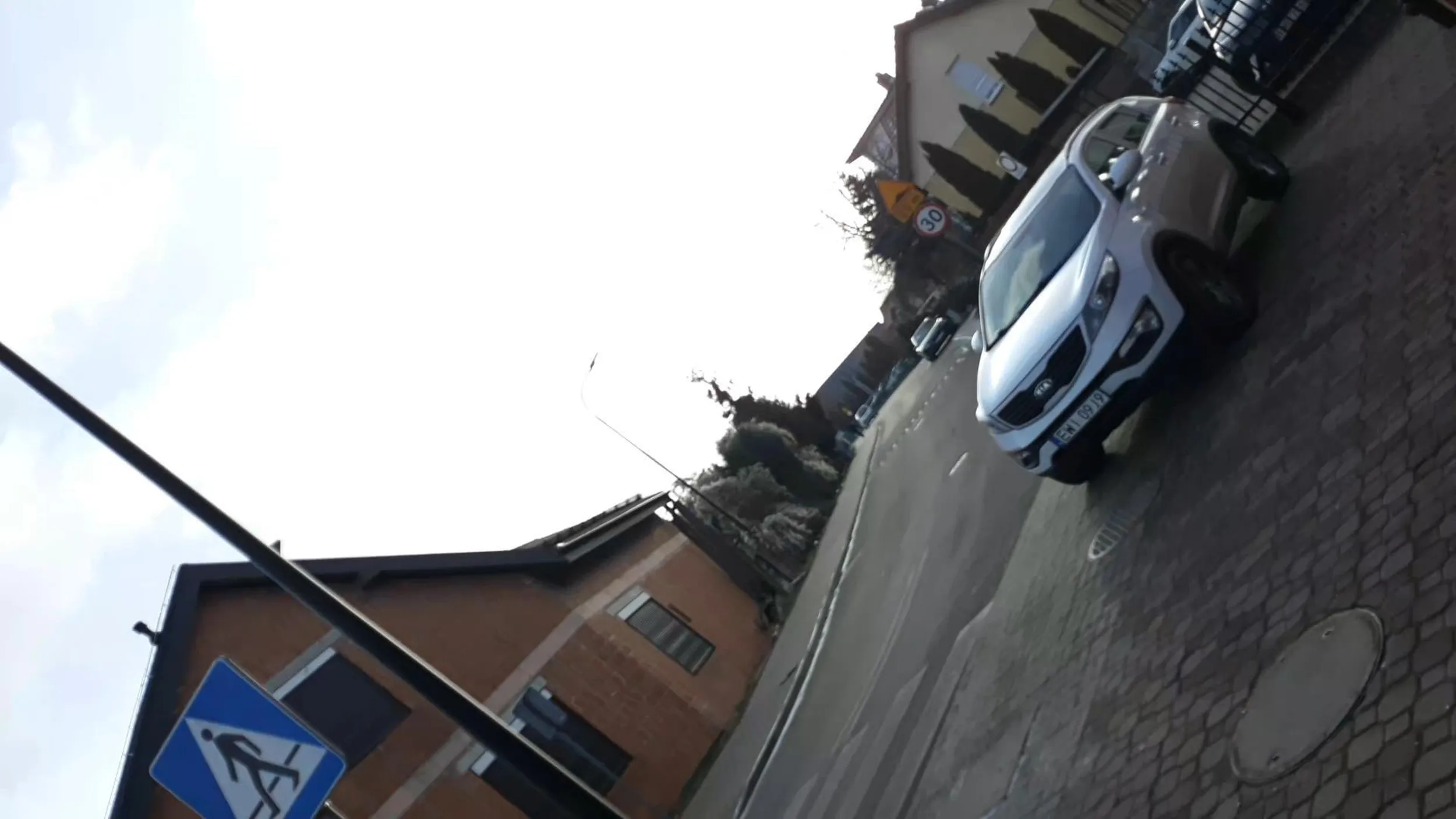 Parkowanie na drodze dla pieszych, bez pozostawienia 1,5m chodnika, z dala od krawędzi jezdni, przy przejściu dla pieszych.