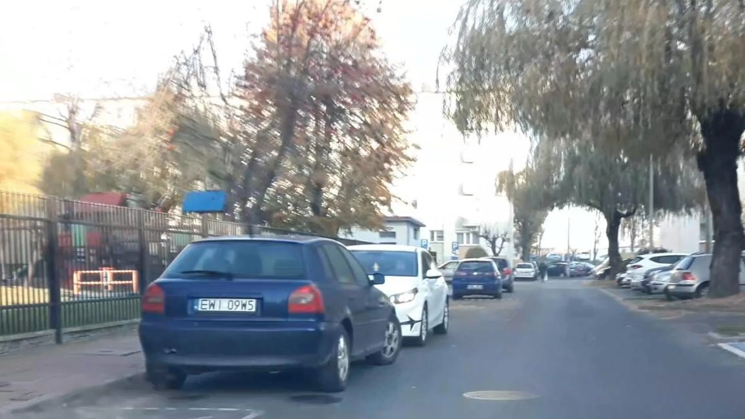 Parkowanie w strefie zamieszkania w miejscu do tego nie wyznaczonym.