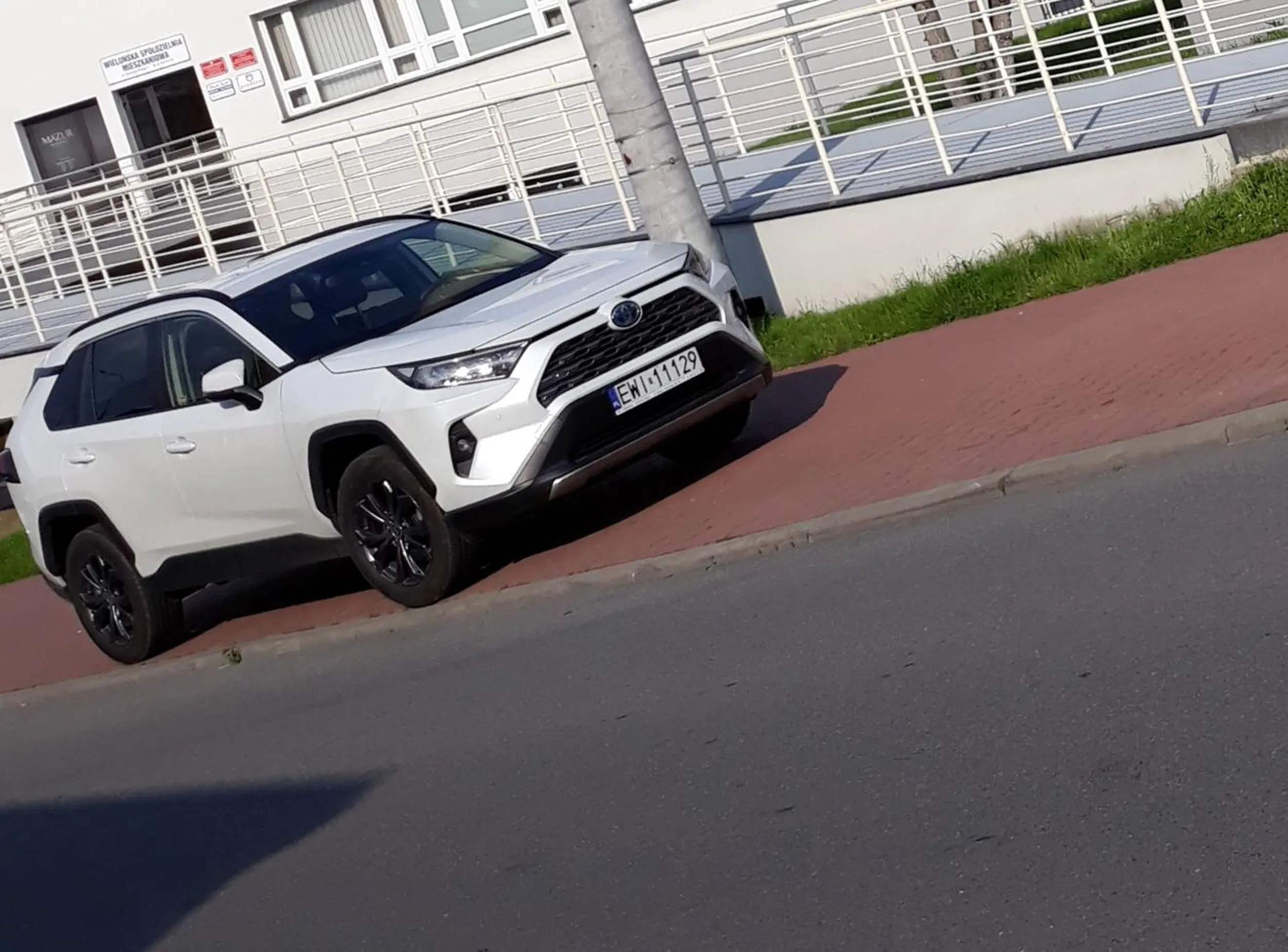 Parkowanie na chodniku.