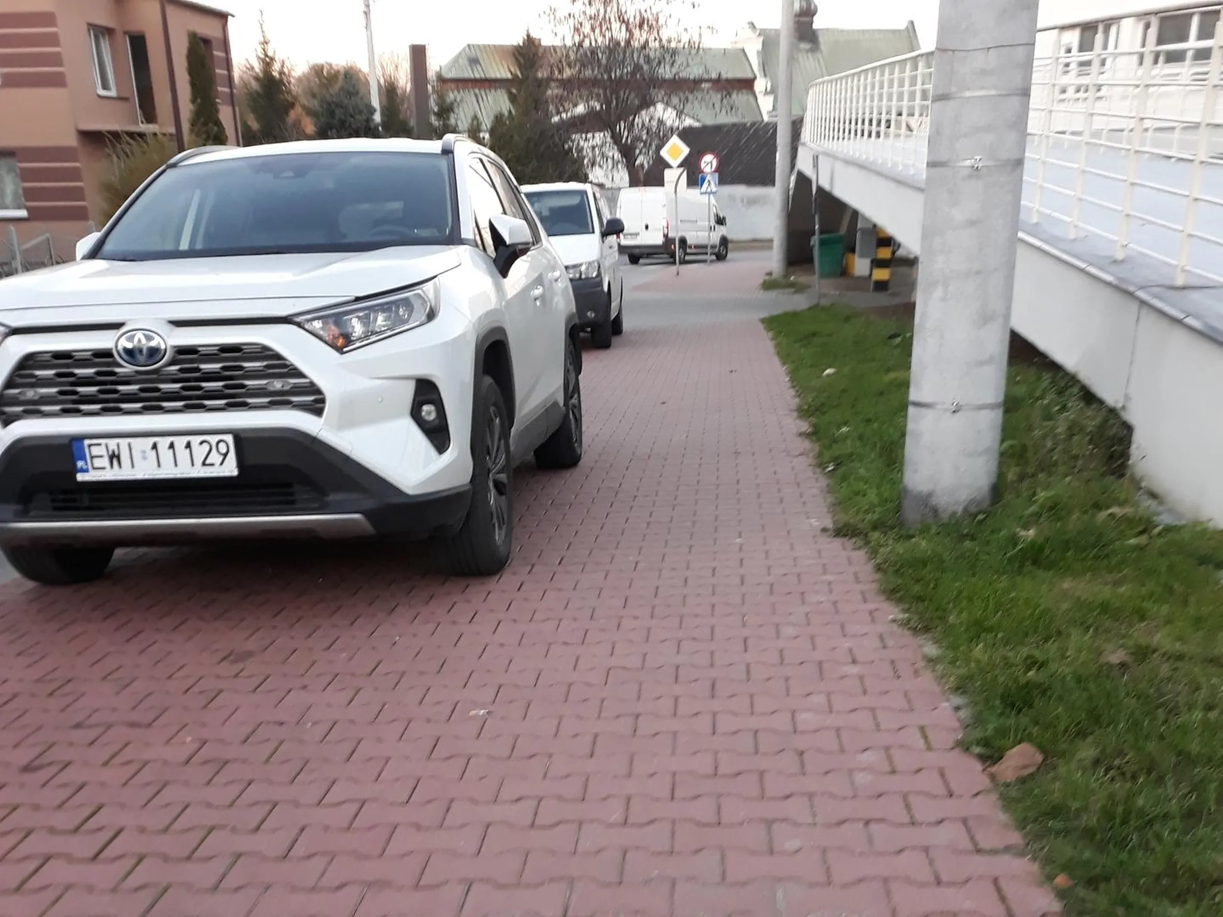 Parkowanie na chodniku i to pod prąd, bez minimalnego miejsca dla pieszych.