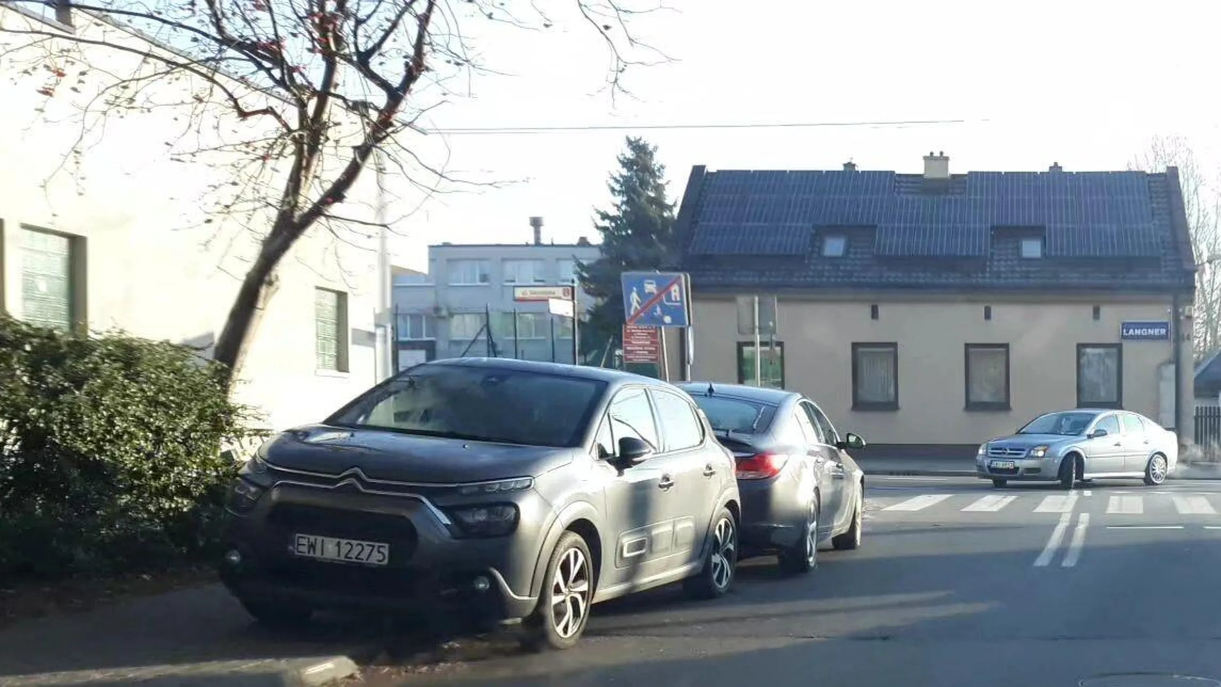 Parkowanie na chodniku, w strefie zamieszkania.