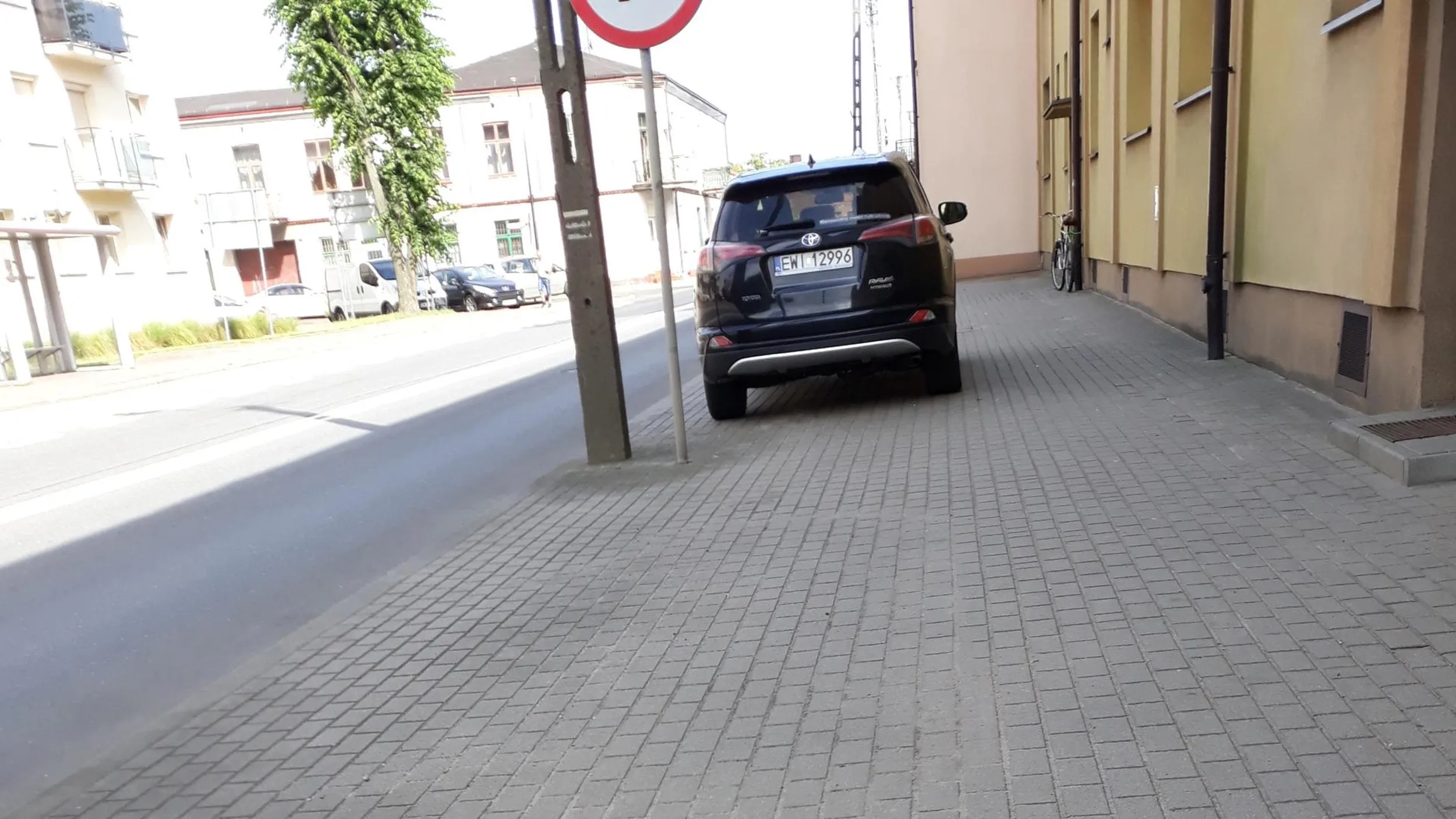 Parkowanie na chodniku, jazda wzdłuż po chodniku.