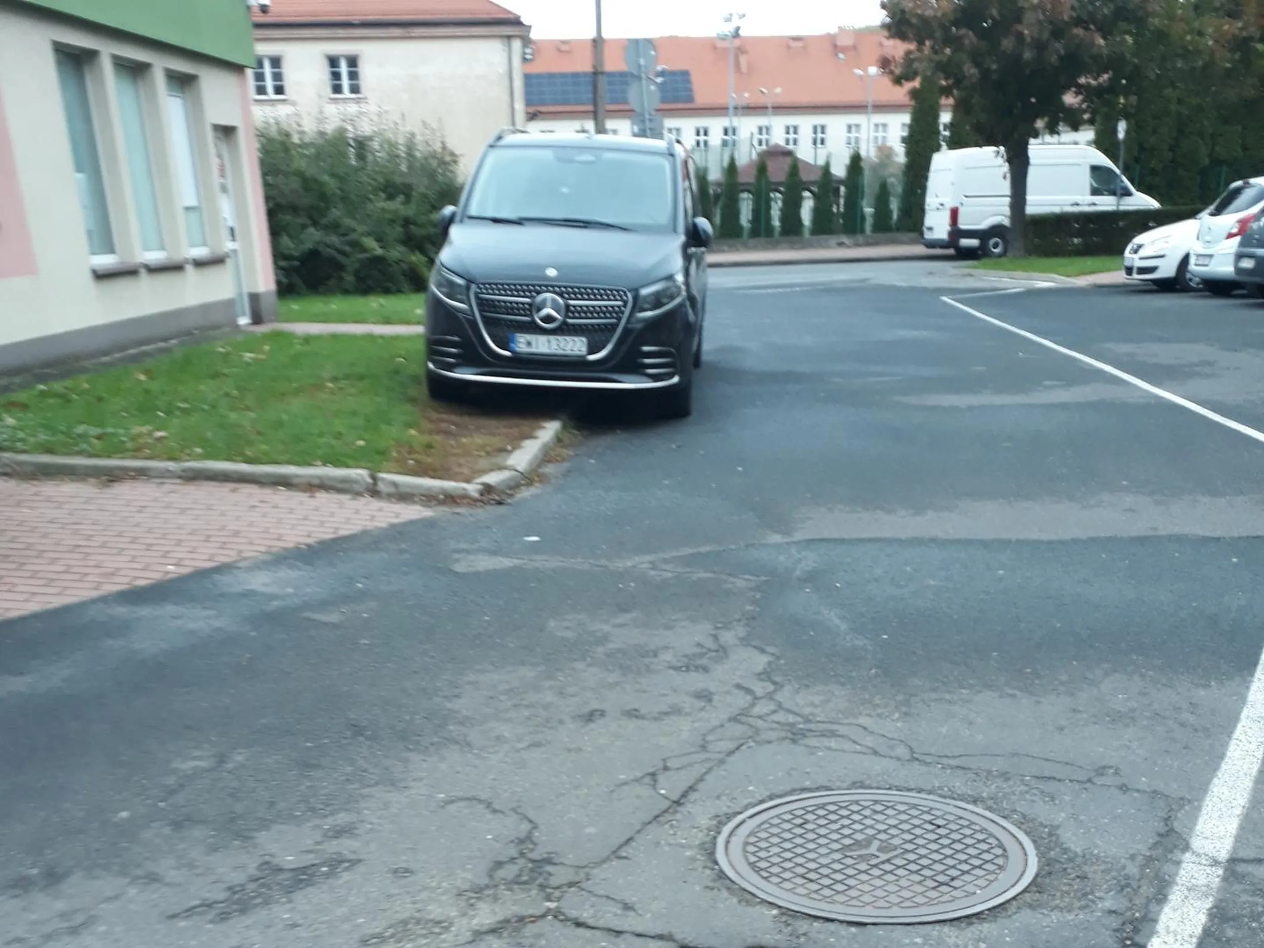 Parkowanie na drodze pożarowej, na zakazie zatrzymywania się, na trawniku, niszczenie zieleni.