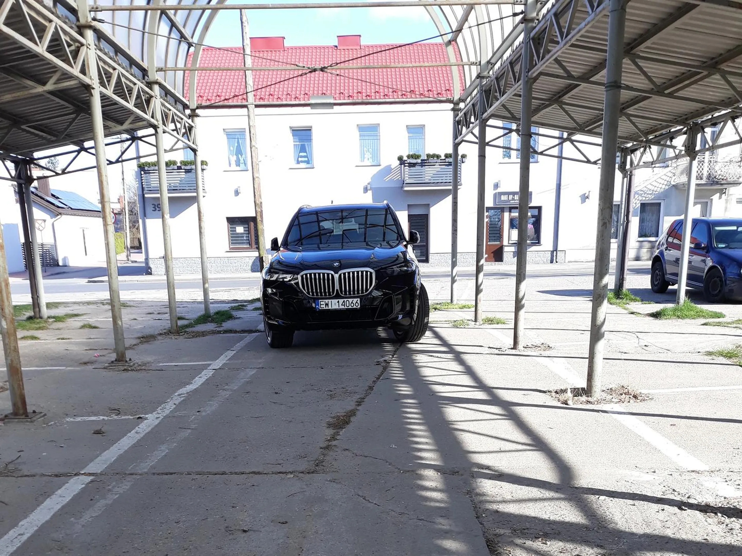 Ale sobie znalazł parking, pod zadaszoną częścią targowiska :)