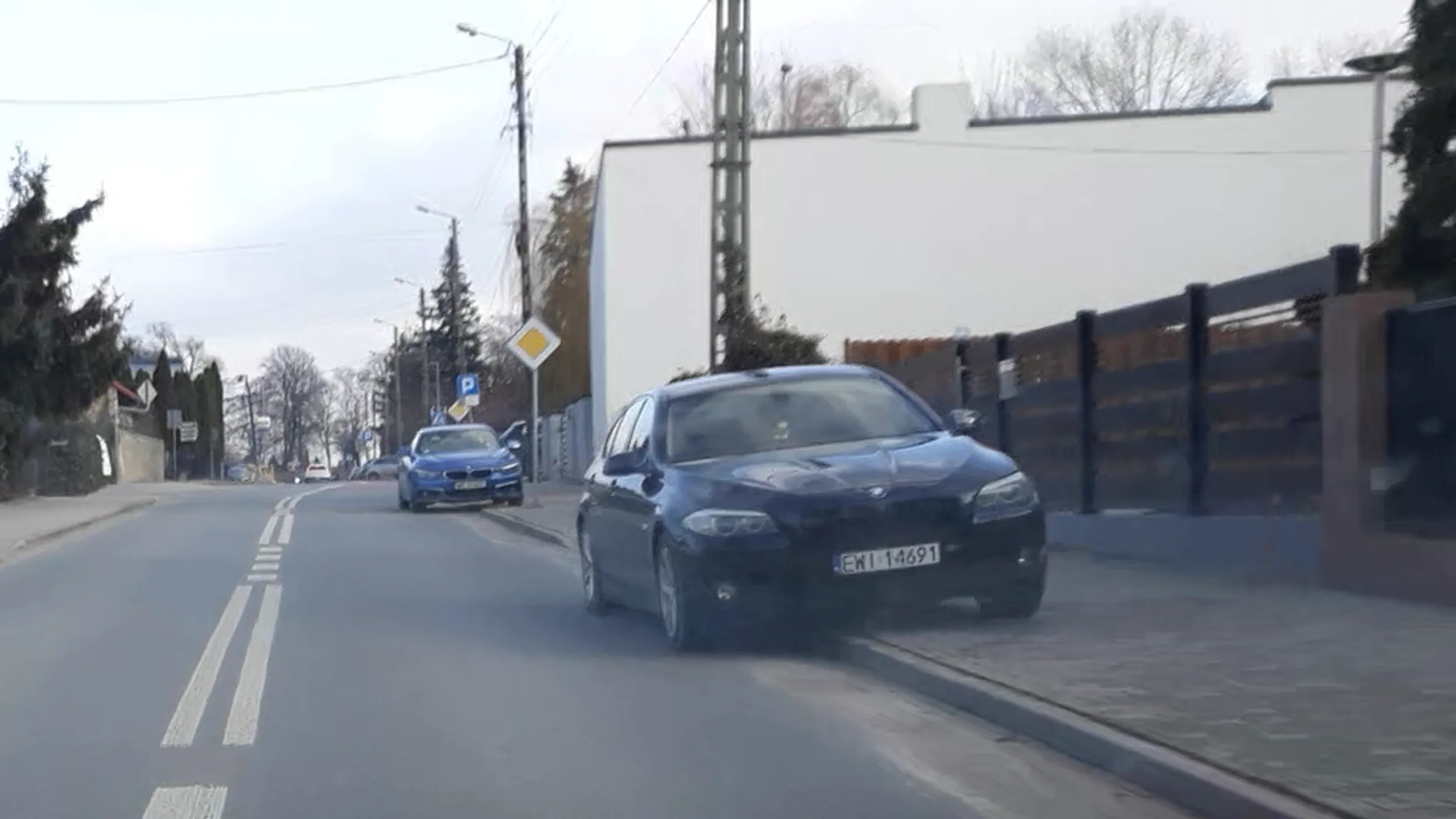 Parkowanie na drodze dla rowerów i pieszych, przy linii podwójnej ciągłej.