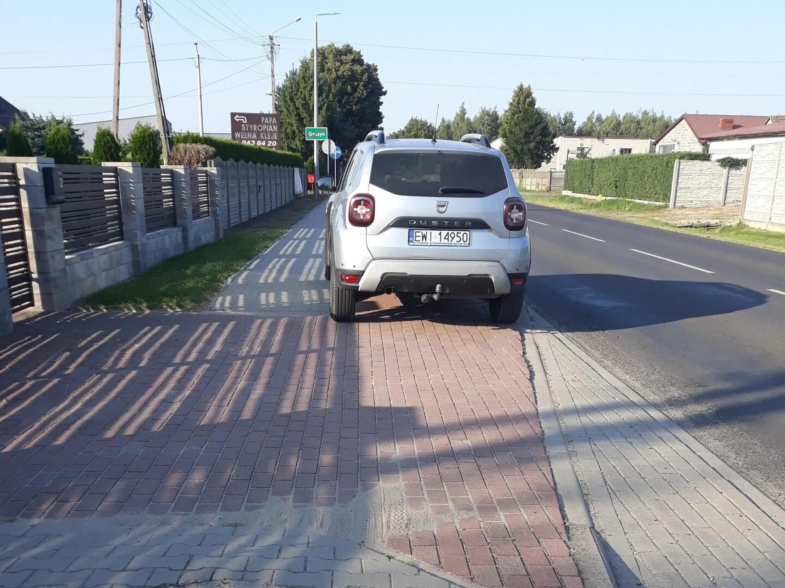 Parkowanie na drodze rowerowej, całkowicie zastawiony przejazd.