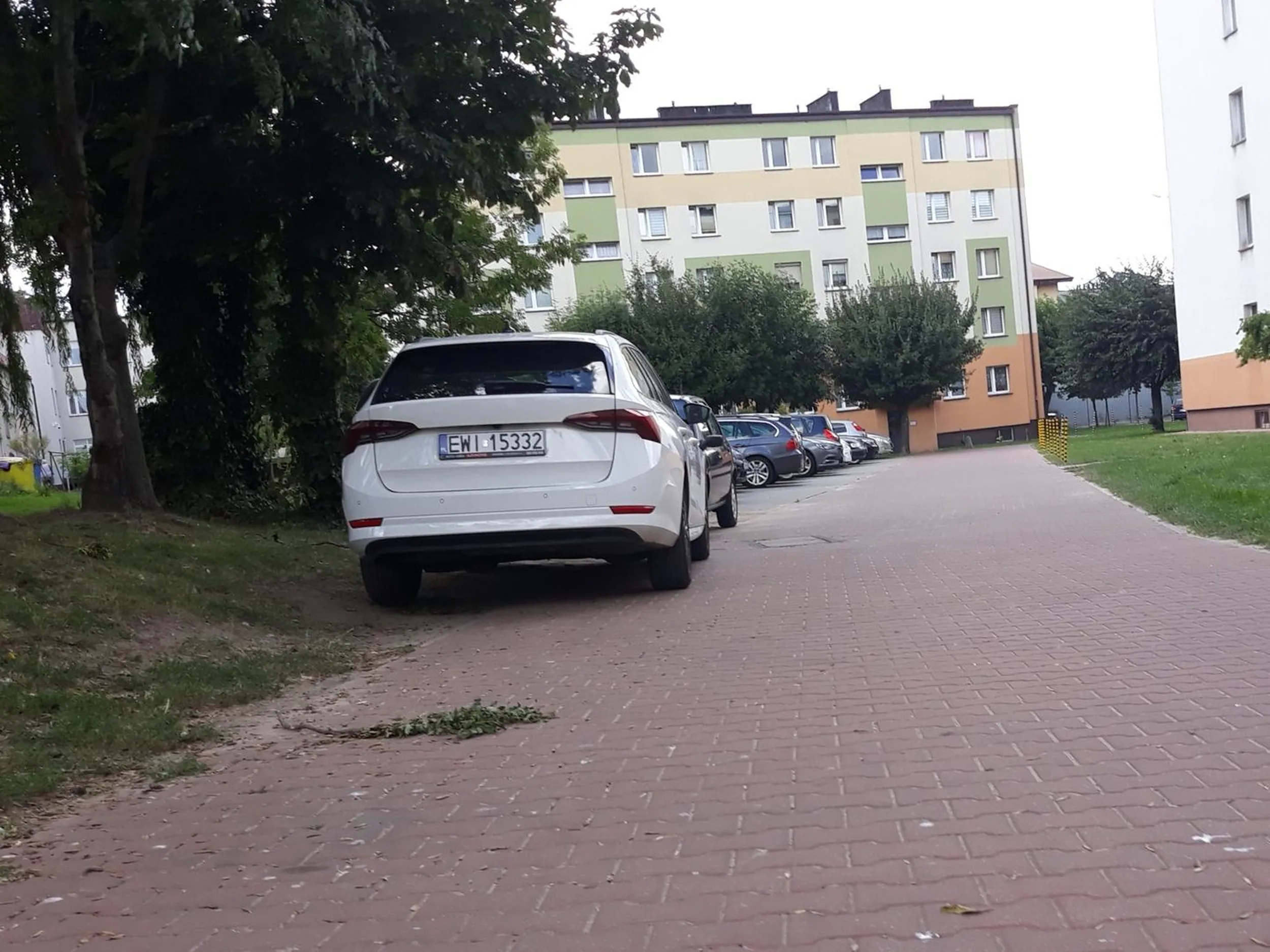 Droga pożarowa, zakaz postoju, parkowanie na trawniku, niszczenie zieleni.