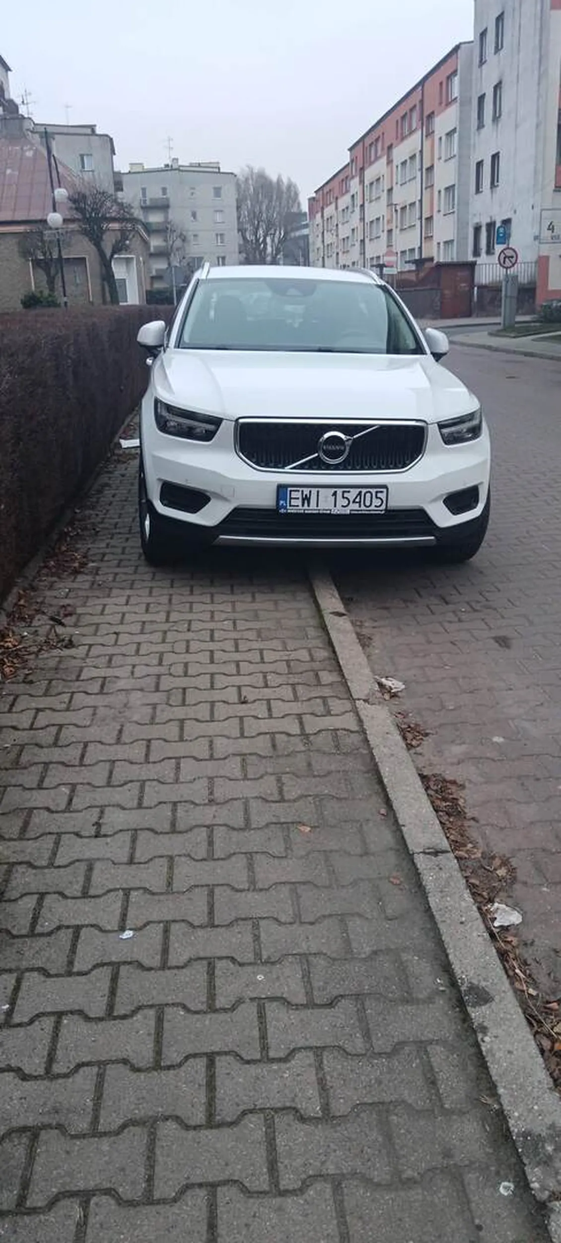 Widać że prawo jazdy z chipsów się wygrało bo stanie za znakiem zakaz zatrzymywania się w godzinach 8-16 chyba owego kierowcę nie obowiązuje a do tego jak widać to chodnik za mały żeby bardziej się tym złomem wcisnąć.