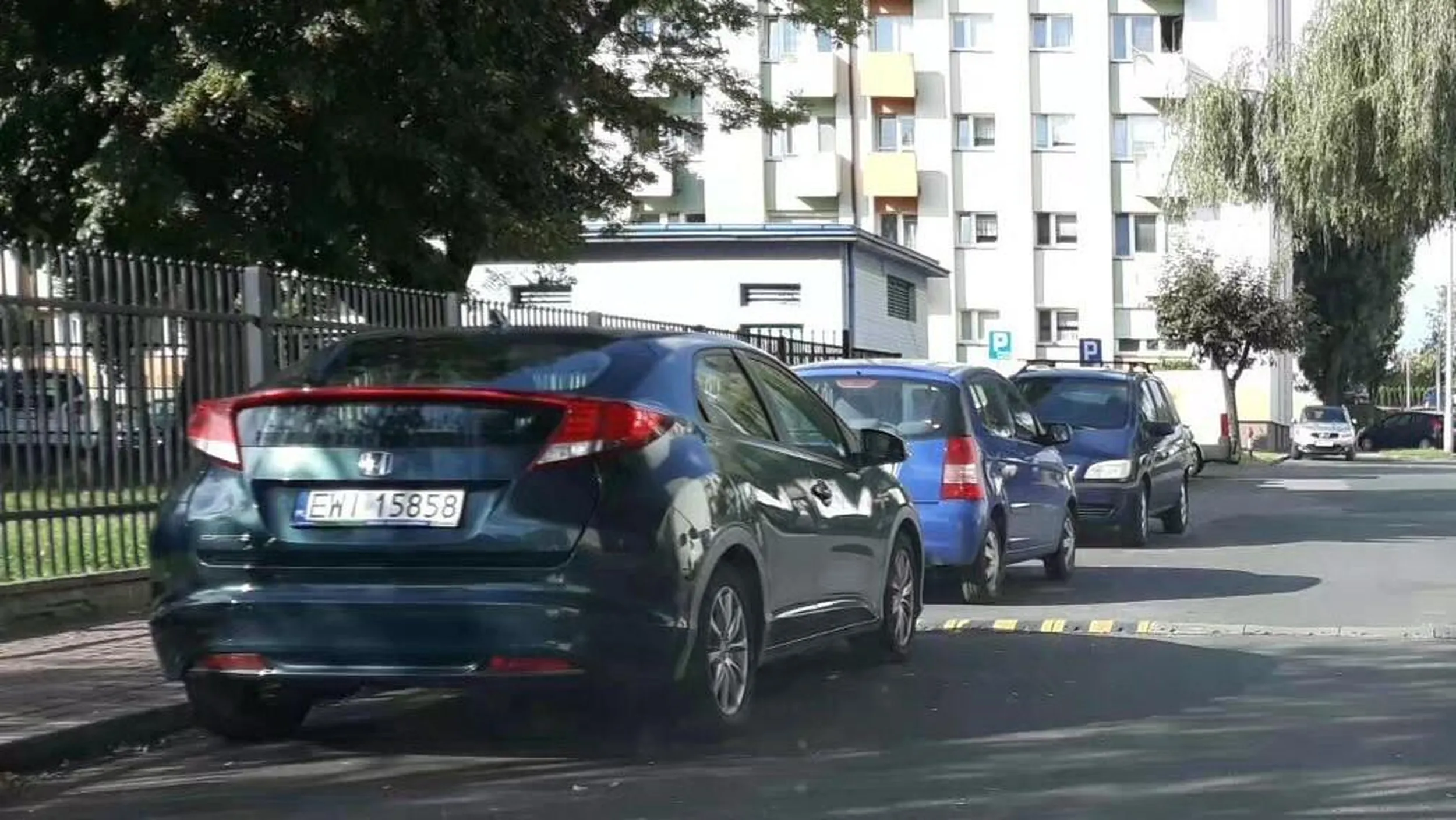 Parkowanie w strefie zamieszkania w miejscu do tego niewyznaczonym, zablokowany przejazd gdy dwa pojazdy jadą w przeciwnym kierunku.