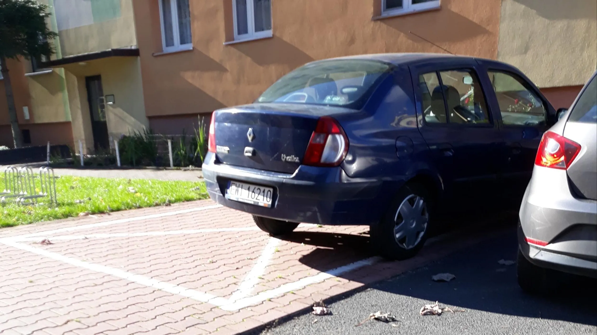 Jazda i parkowanie na chodniku, na zakazie, kopercie, zastawianie dostępu do śmietnika.