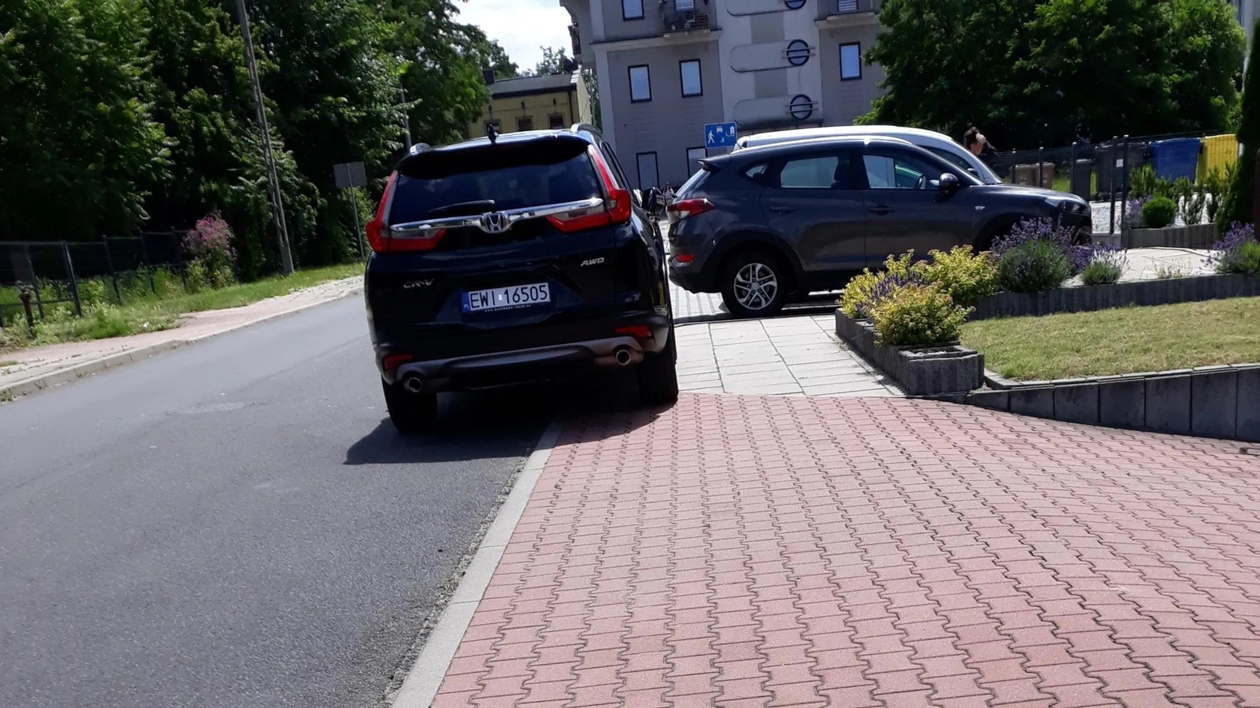 Parkowanie na chodniku.