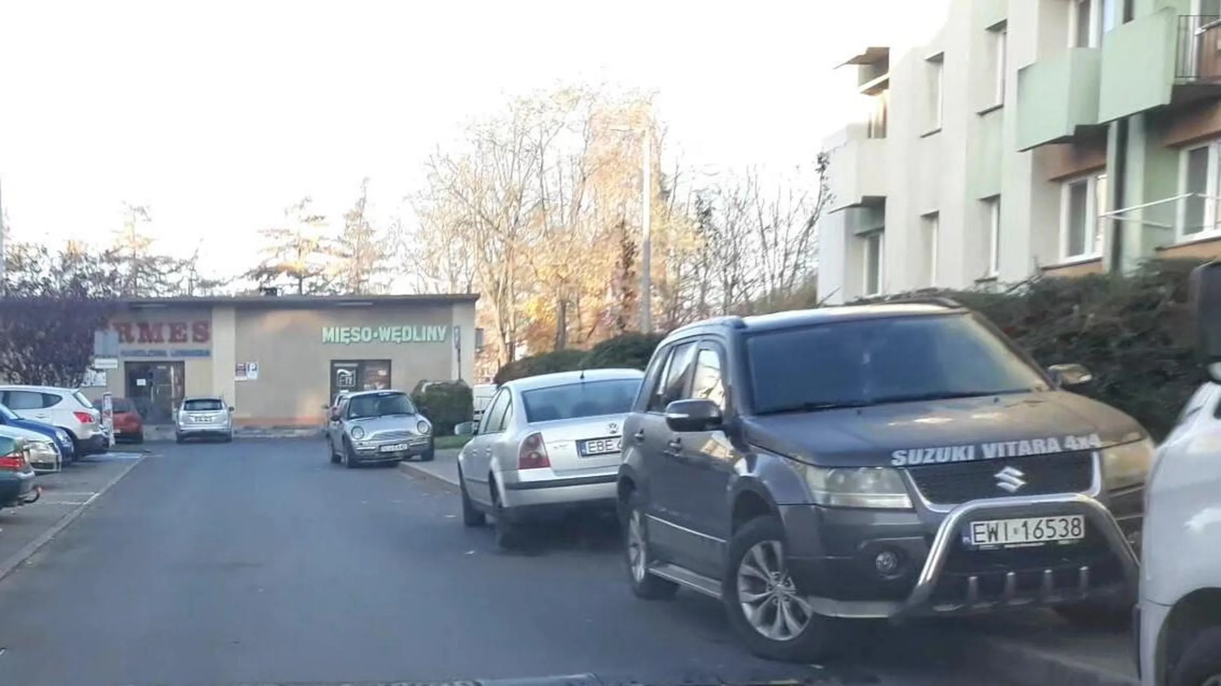 Parkowanie na chodniku, pod prąd, w strefie zamieszkania.