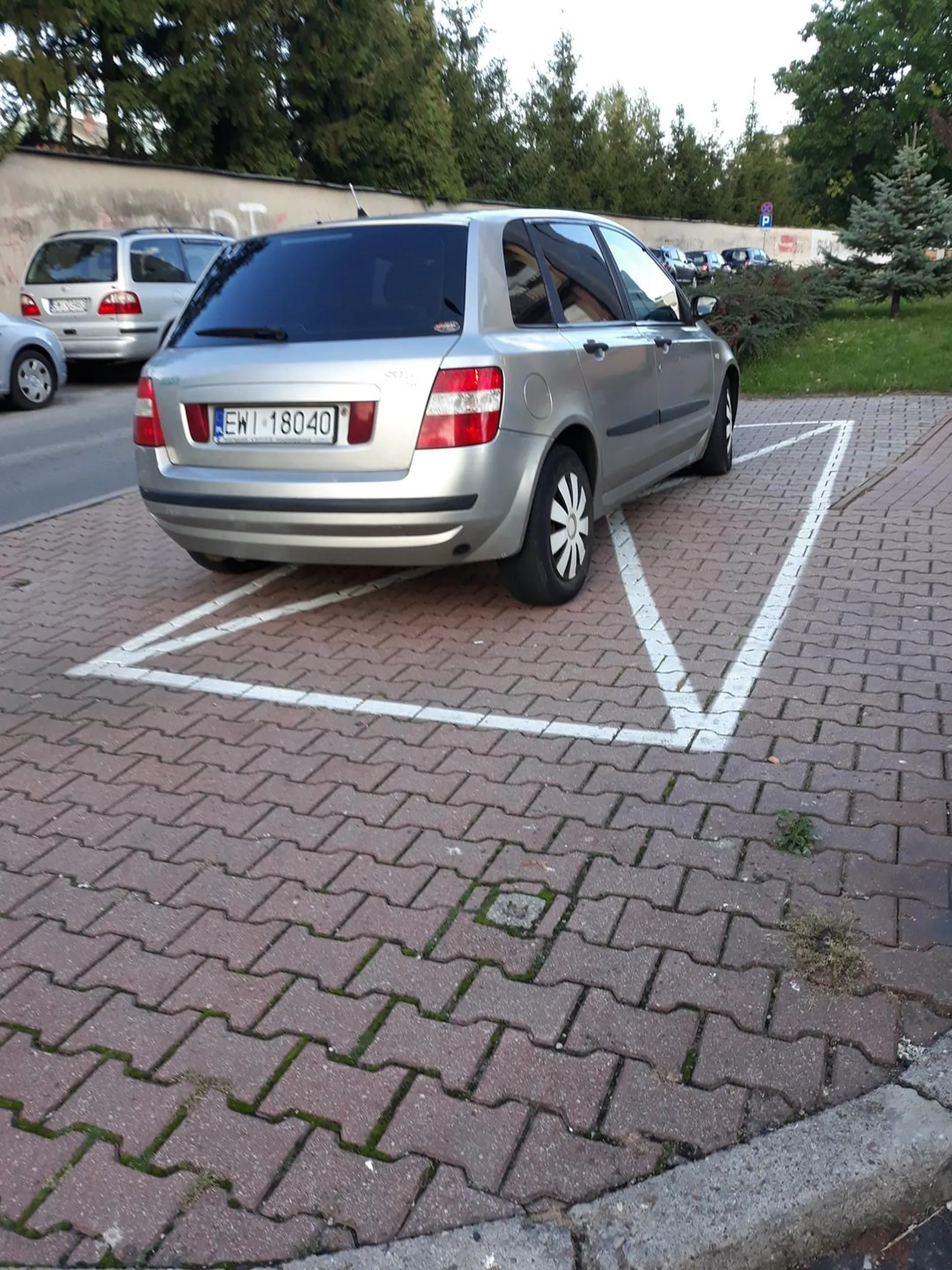 Nielegalne parkowanie i jazda po chodniku: - zakaz jazdy po chodniku - zakaz parkowania na chodniku - zakaz zatrzymywania się - parkowanie z dala od krawędzi jezdni - parkowanie na kopercie