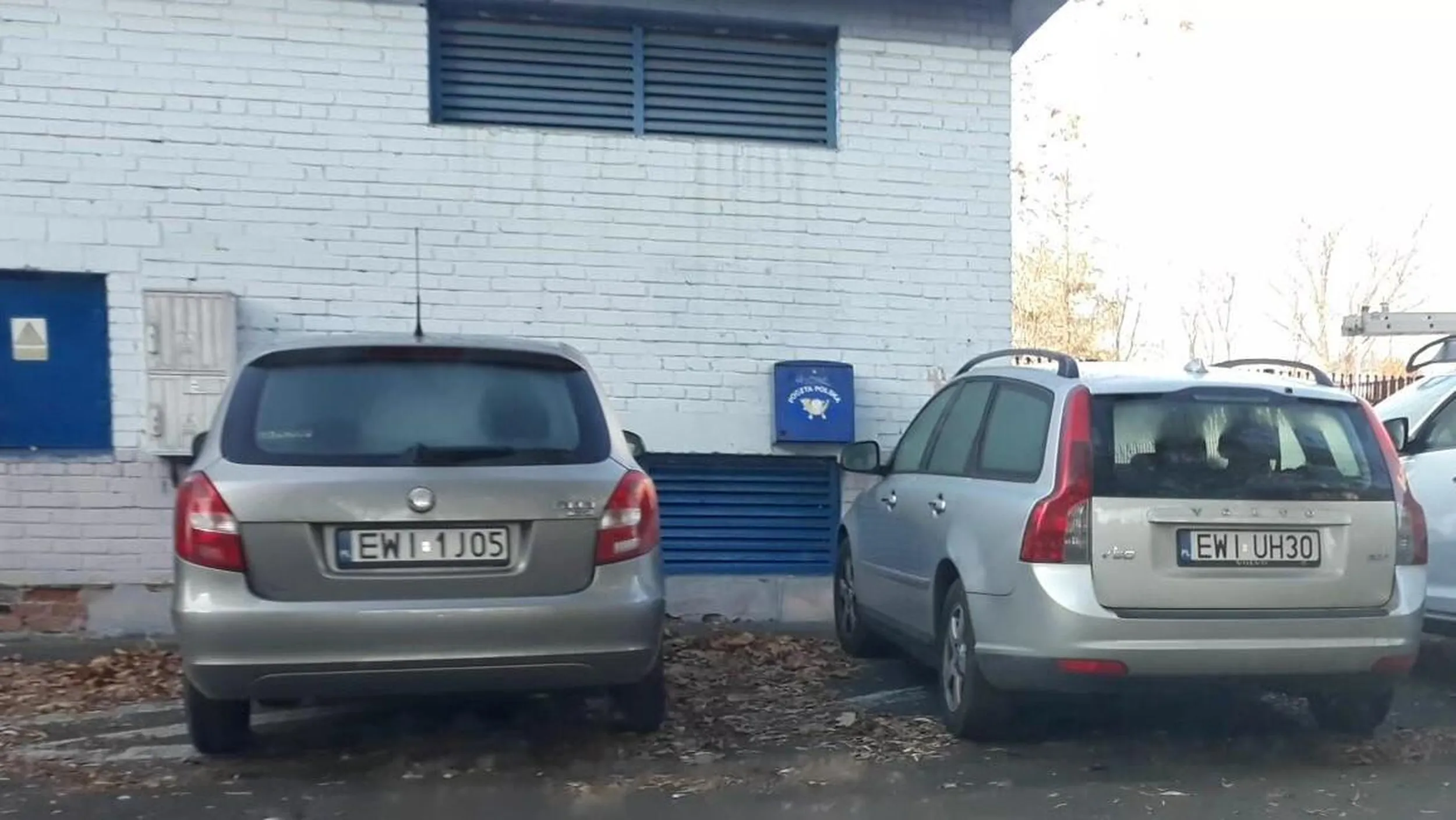 Parkowanie w strefie zamieszkania w miejscu do tego nie wyznaczonym, na obszarze wyłączonym z ruchu.