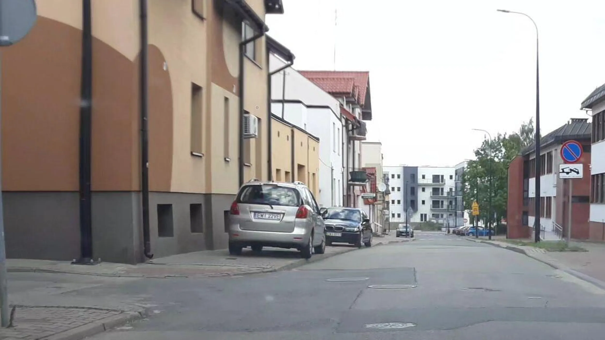 Parkowanie na chodniku, zastawione przejście chodnikiem, na zakazie zatrzymywania się, bezpośrednio przed skrzyżowaniem.