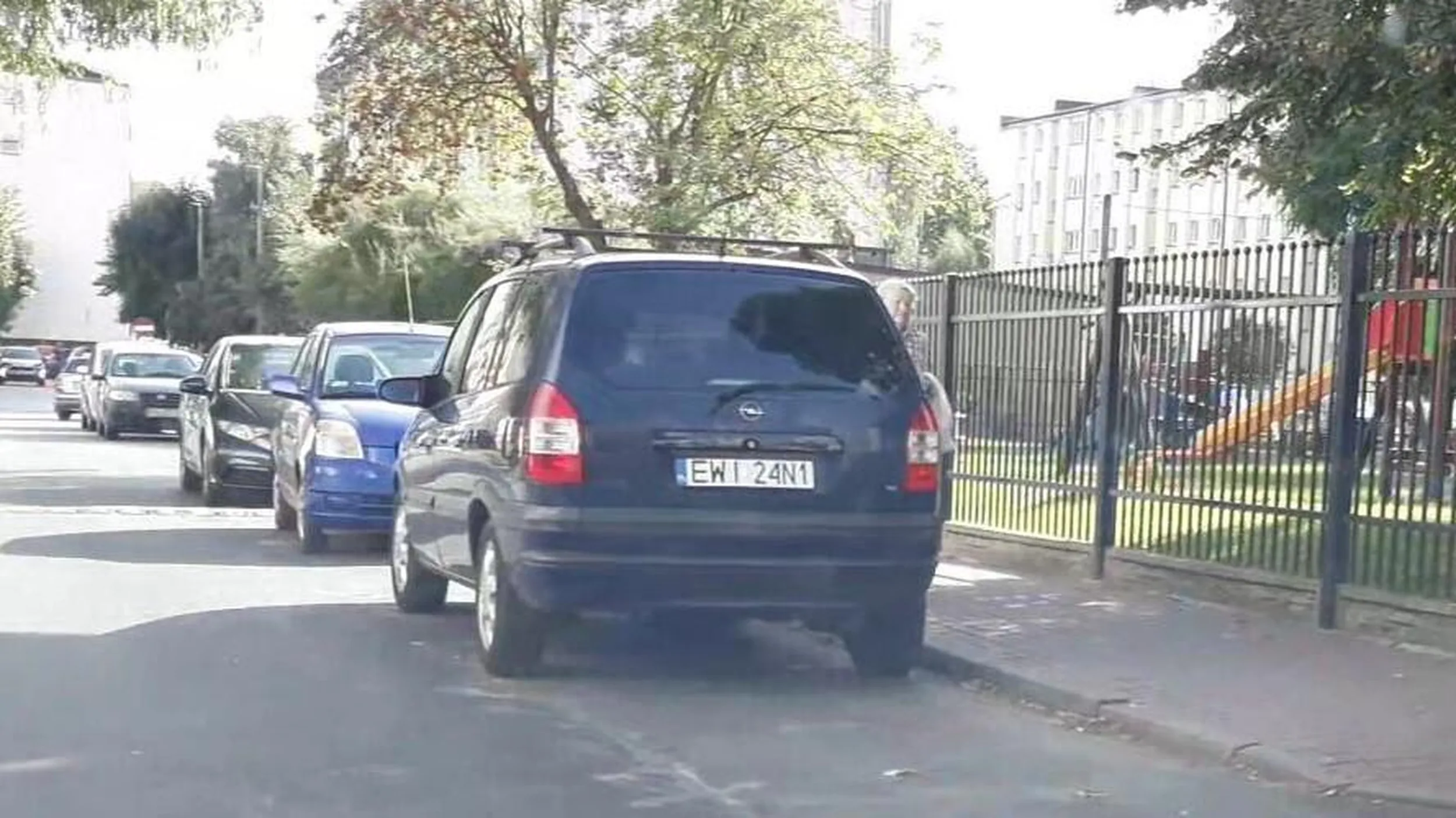 Parkowanie w strefie zamieszkania w miejscu do tego niewyznaczonym, zablokowany przejazd gdy dwa pojazdy jadą w przeciwnym kierunku.