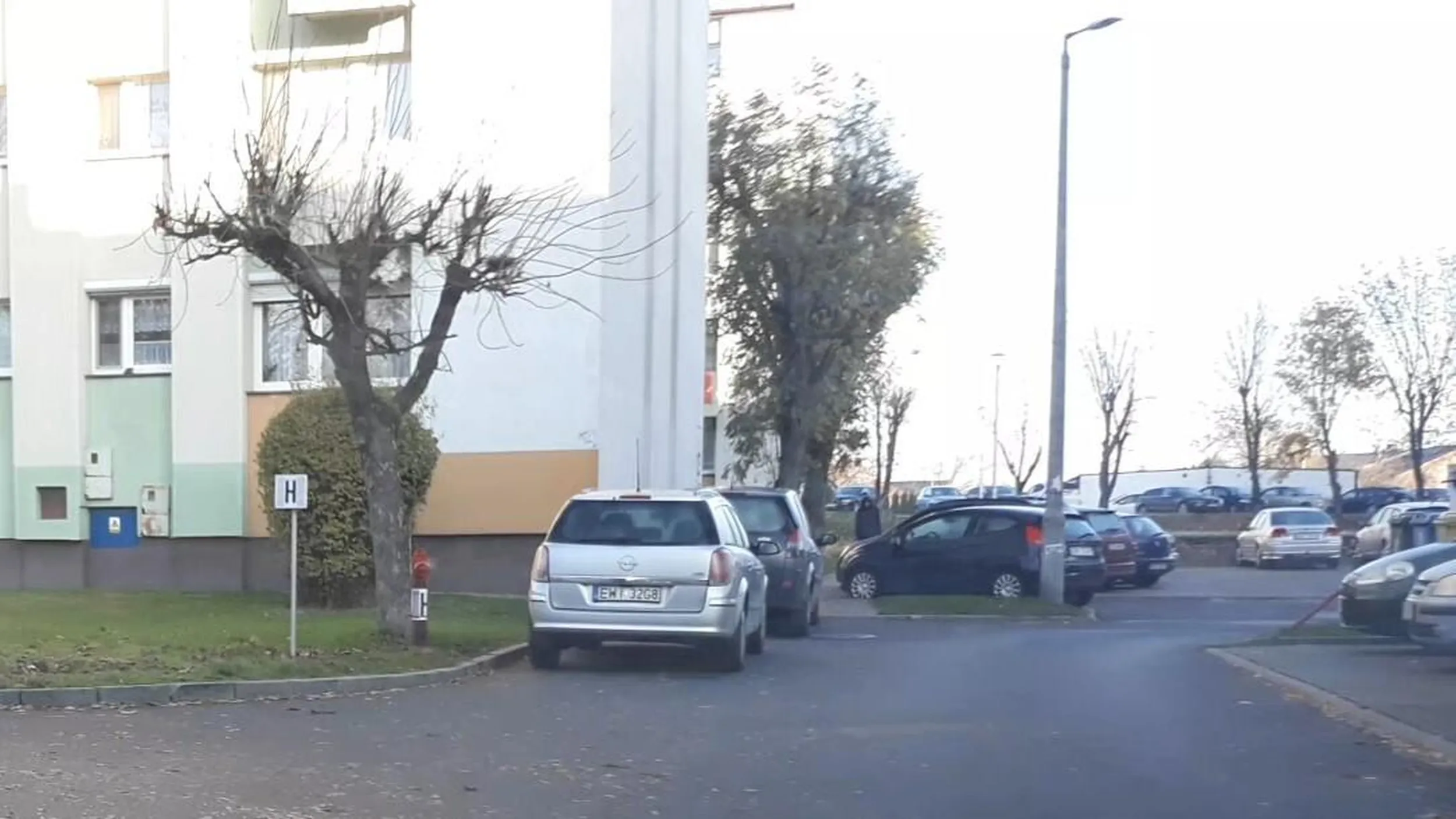 Parkowanie w strefie zamieszkania w miejscu do tego nie wyznaczonym.