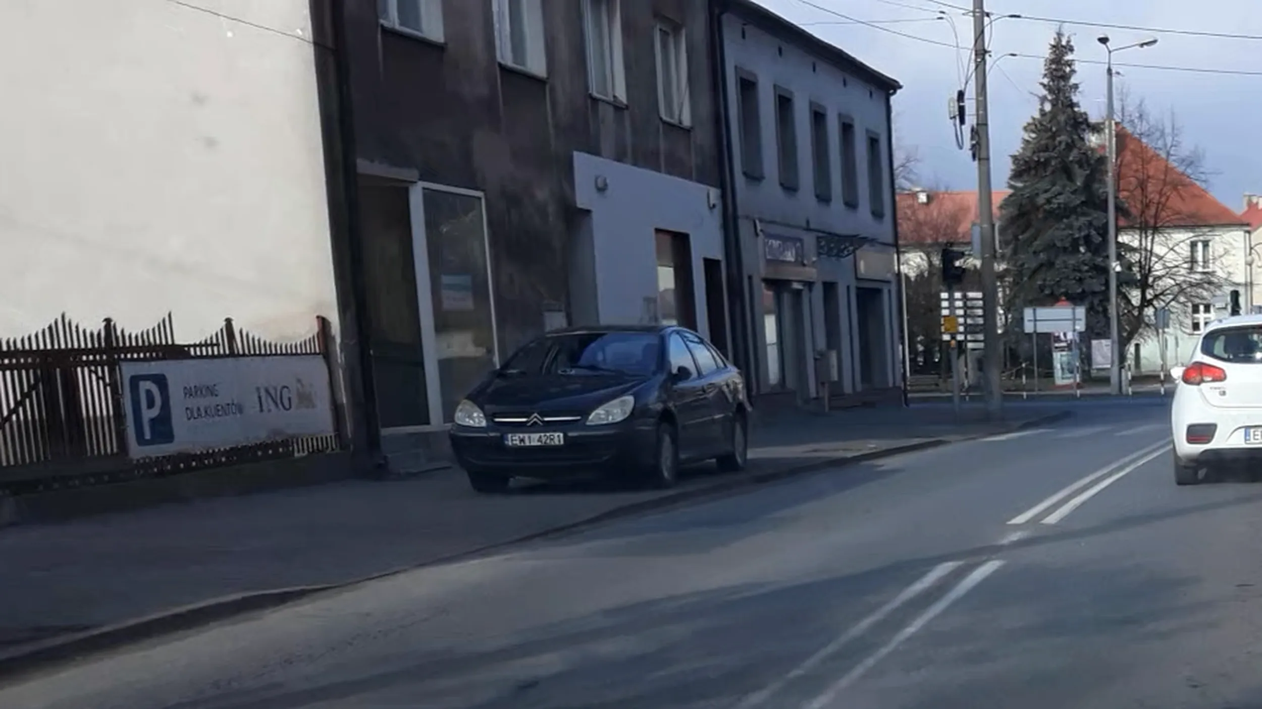 Parkowanie na chodniku.