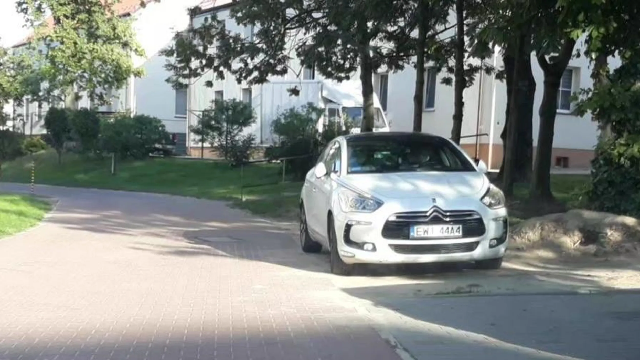 Trawnik rozjeżdżony, został sam piach.