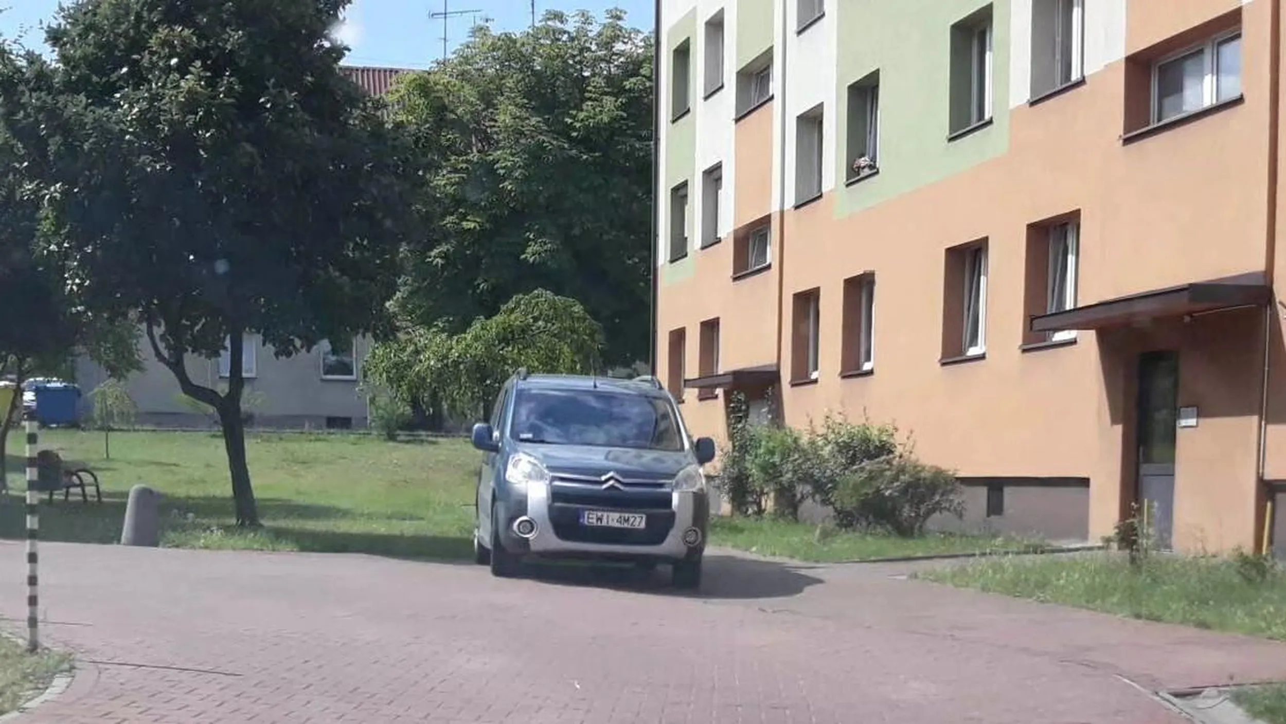 Droga pożarowa, parkowanie na chodniku, na zakazie postoju. Obok pełno wolnych miejsc parkingowych, ale widać musi stanąć pod samymi drzwiami, szkoda butów.