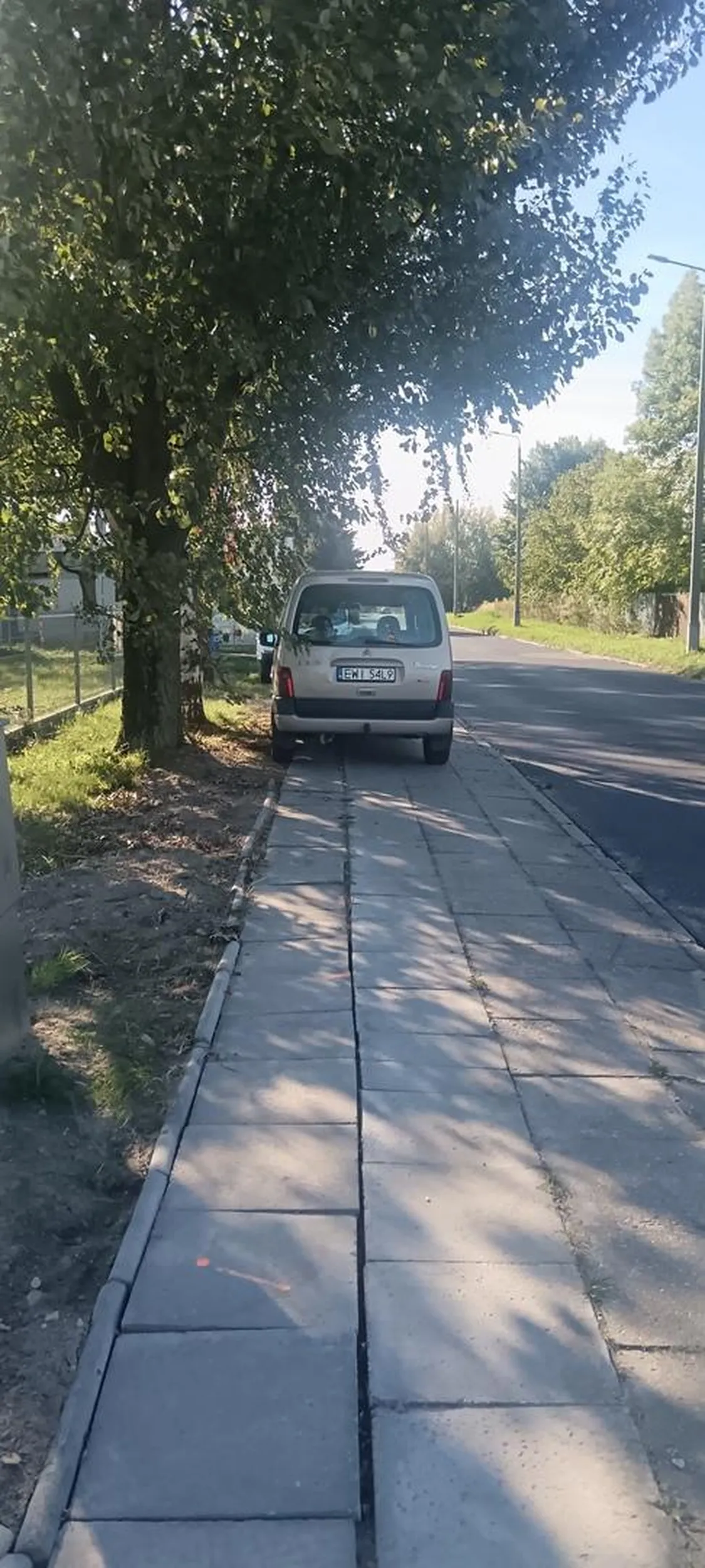 Pozdrawiam pana w citroenie Berlingo za piękne parkowania na chodniku, no ale przecież Panu p0laczkowi wszystko można.
