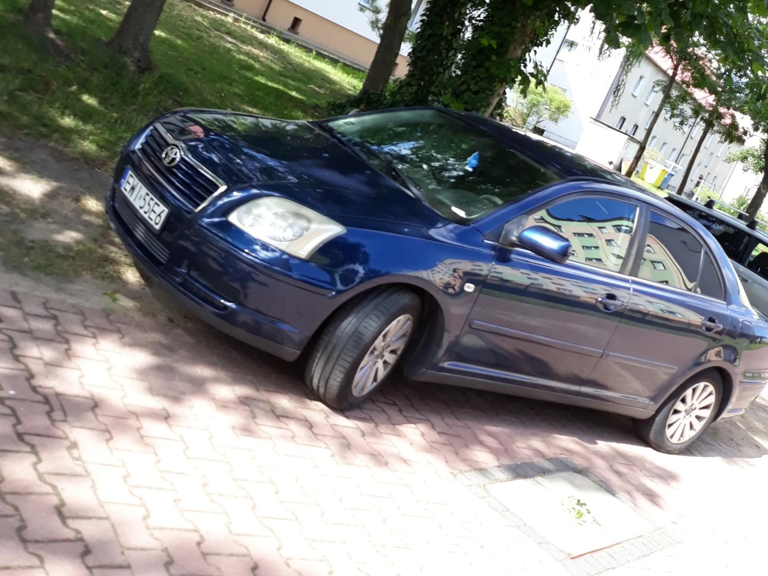 Droga pożarowa, zakaz postoju, parkowanie na trawniku, niszczenie zieleni.