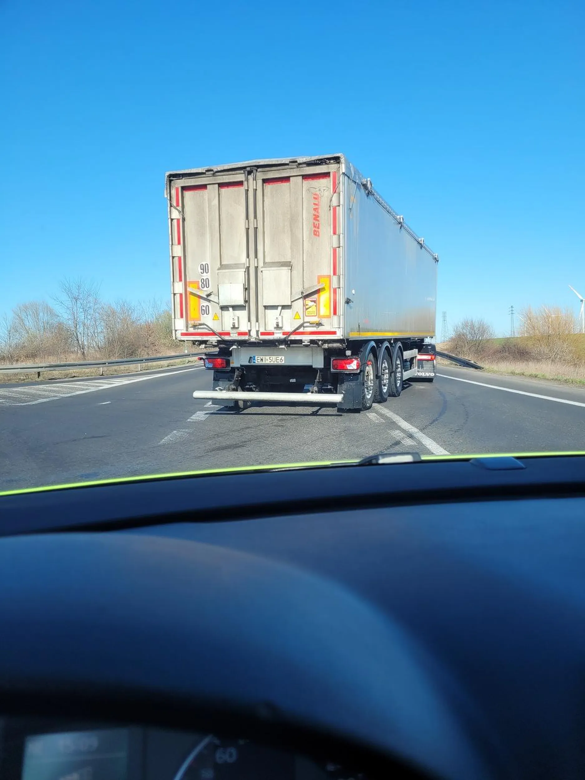 naćpany i agresywny kierowca. lekceważy innych uczestników drogi próbując wymusić pierwszeństwo. po gwałtownym wyhamowaniu mnie miał jeszcze śmiałość się do mnie pyszczyć i wymachiwać rękoma. po próbie zrobienia mu zdjęcia wymusił pierwszeństwo i uciekł. sprawa i film ze zdarzenia zgłoszone na policje. ps. wisisz mi obiad dla całej rodziny za ponad 200 zł cw*lu. Zgorzelec/Jedrzychowice 19Marzec2025godzina15:05