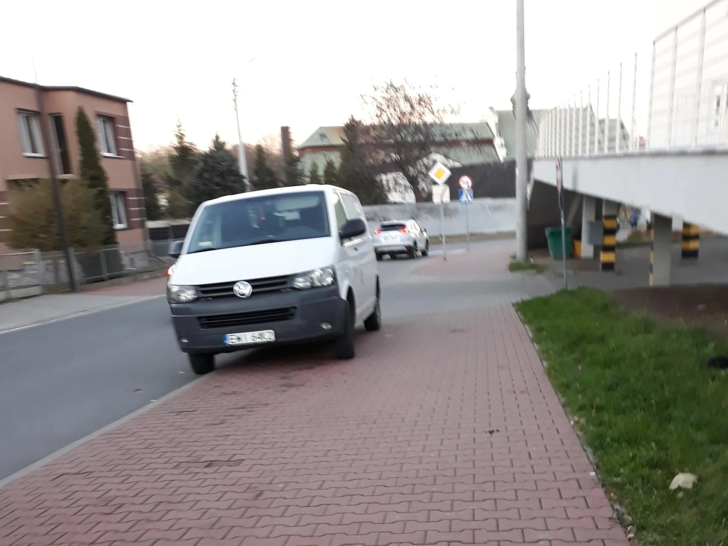 Parkowanie na chodniku i to pod prąd, DMC powyżej 2,5T.