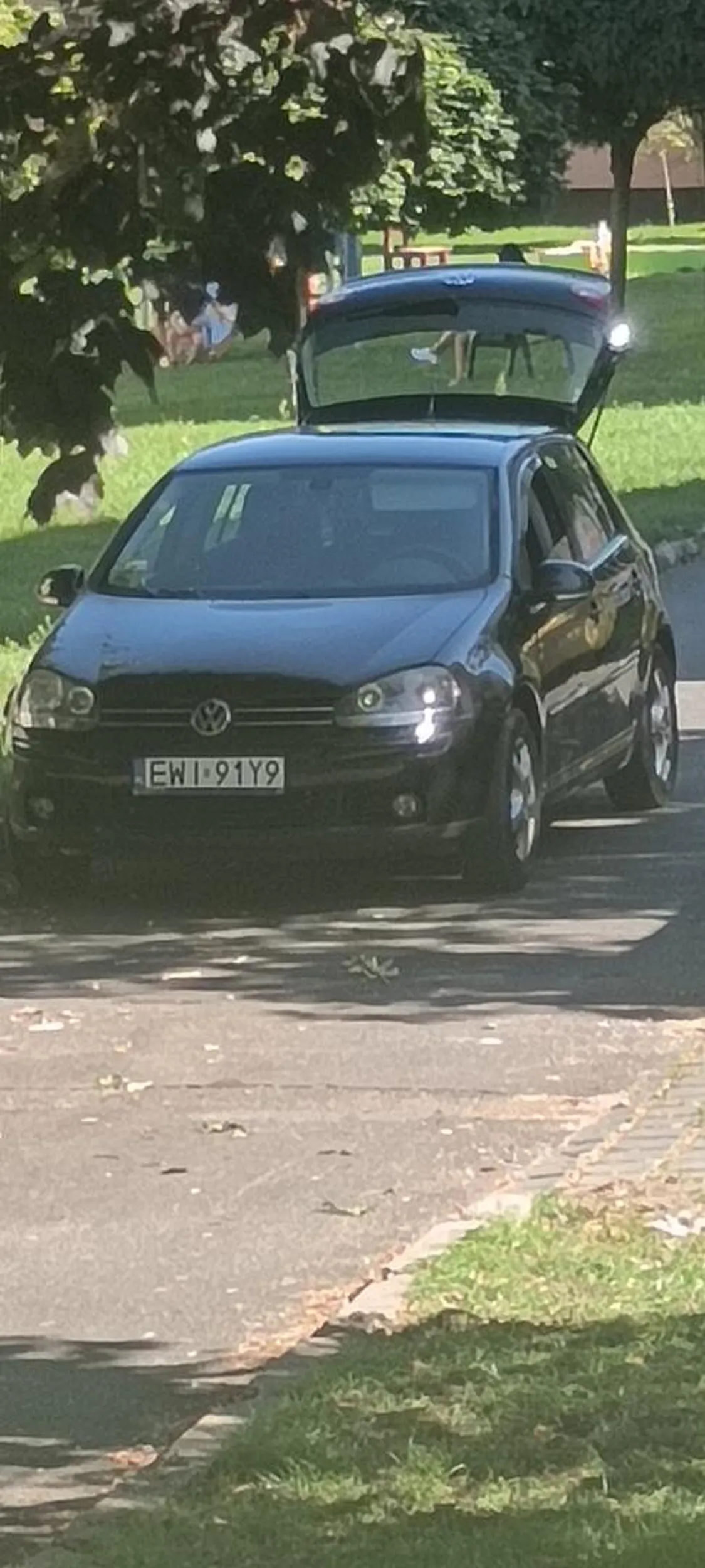 Stary dziad, który podrzuca śmieci do smietnikow osiedlowych bo go nie stać na utylizacja własnych śmieci.