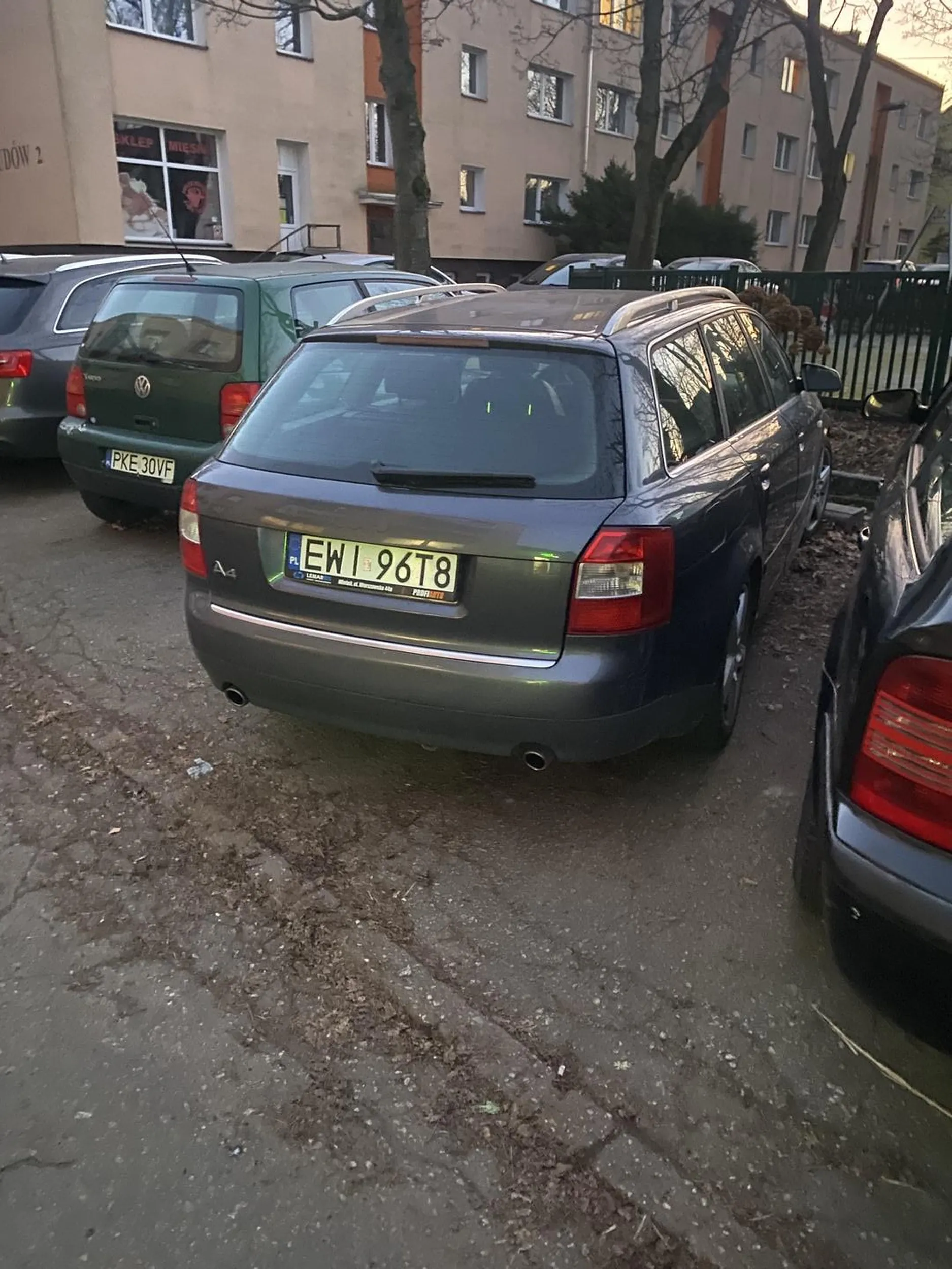 zaparkował jak głupi palant, nie myśląc o innych samochodach, bo prawa są w 100% kupione