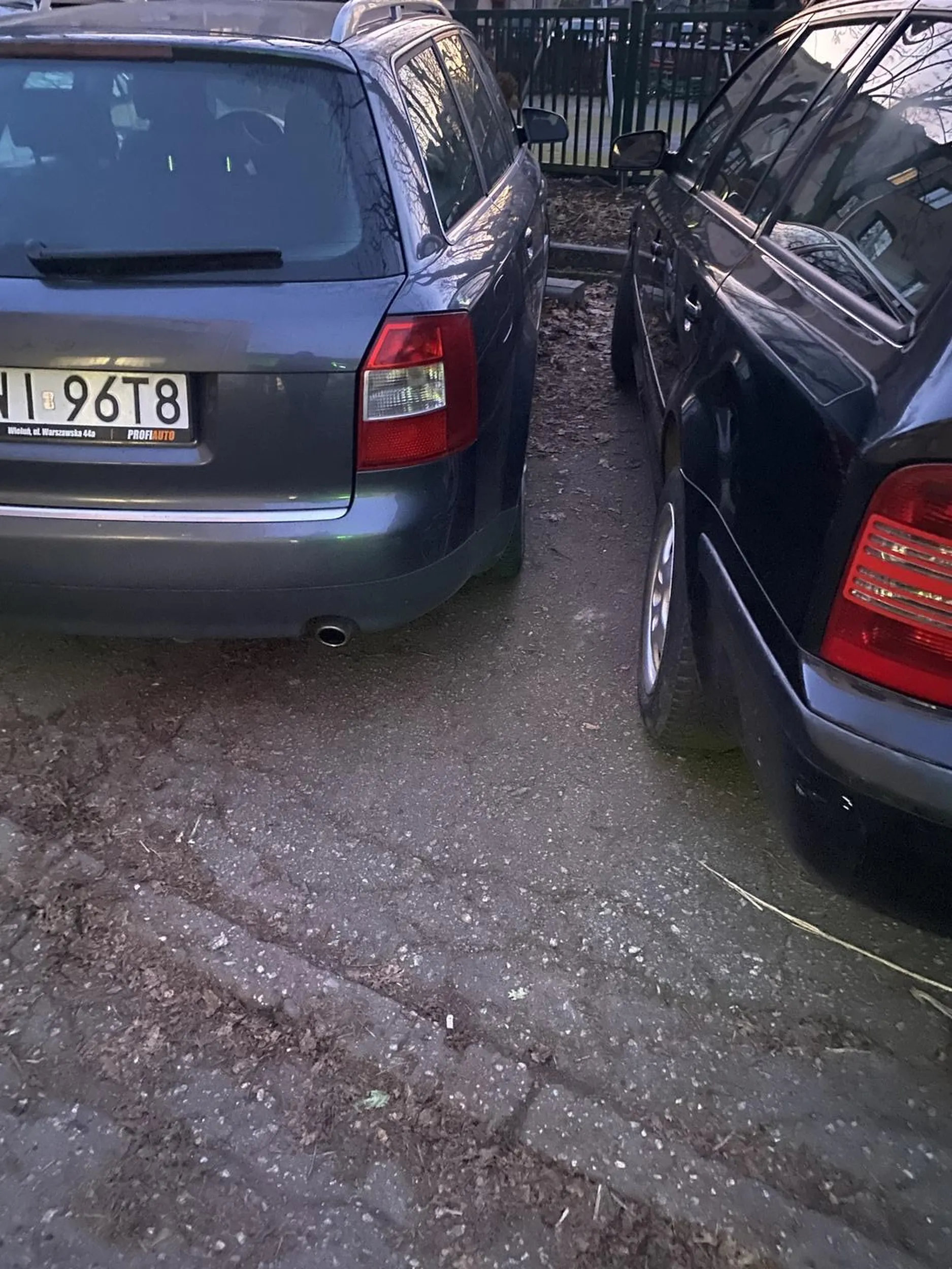 zaparkował jak głupi palant, nie myśląc o innych samochodach, bo prawa są w 100% kupione