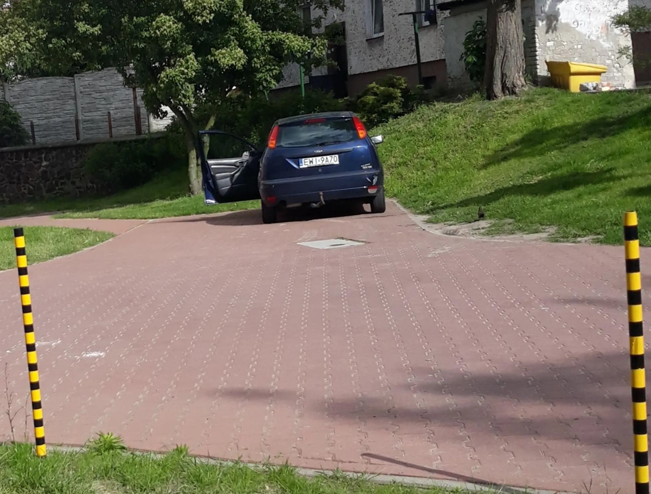 Droga pożarowa, skrzyżowanie, zakaz postoju.